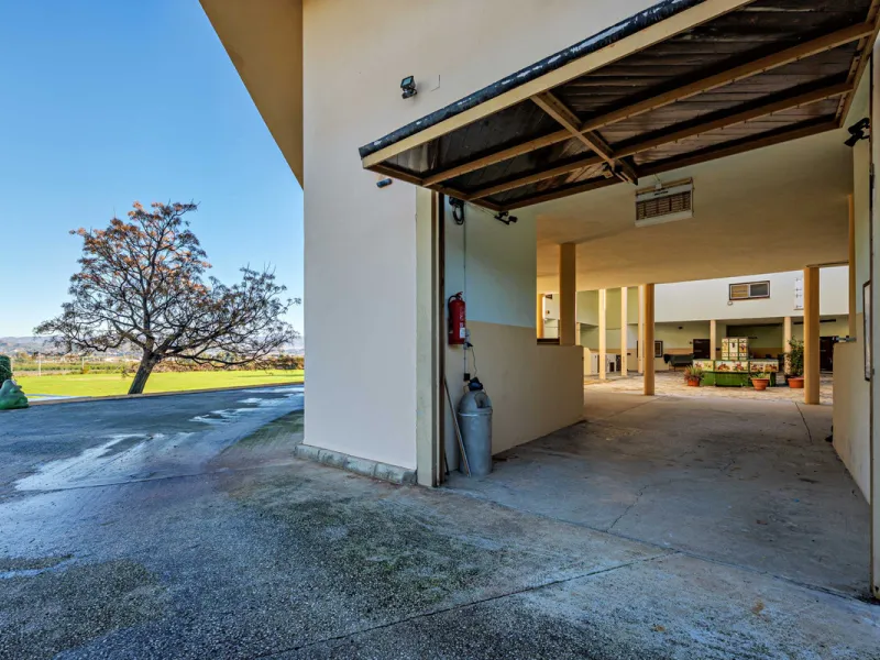Spectacular estate located in Alhaurín de la Torre, surrounded by nature and extensive farmland, offering maximum privacy, spaciousness, and breathtaking open views over the valley and the mountains. The property enjoys a peaceful and privileged setting j