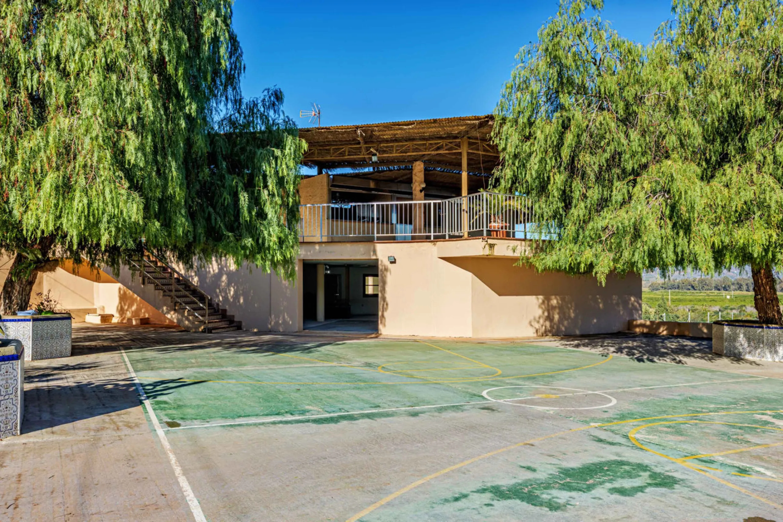 Spectacular estate located in Alhaurín de la Torre, surrounded by nature and extensive farmland, offering maximum privacy, spaciousness, and breathtaking open views over the valley and the mountains. The property enjoys a peaceful and privileged setting j