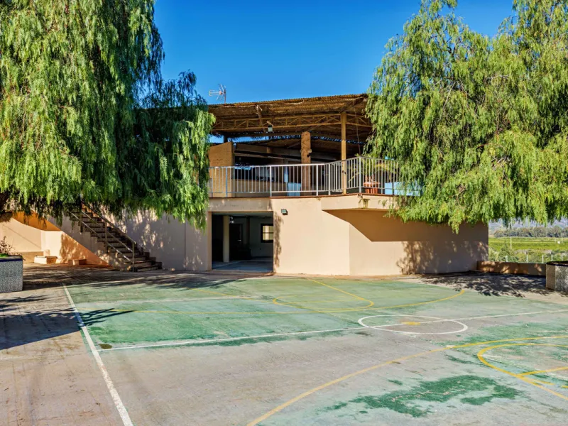 Spectacular estate located in Alhaurín de la Torre, surrounded by nature and extensive farmland, offering maximum privacy, spaciousness, and breathtaking open views over the valley and the mountains. The property enjoys a peaceful and privileged setting j