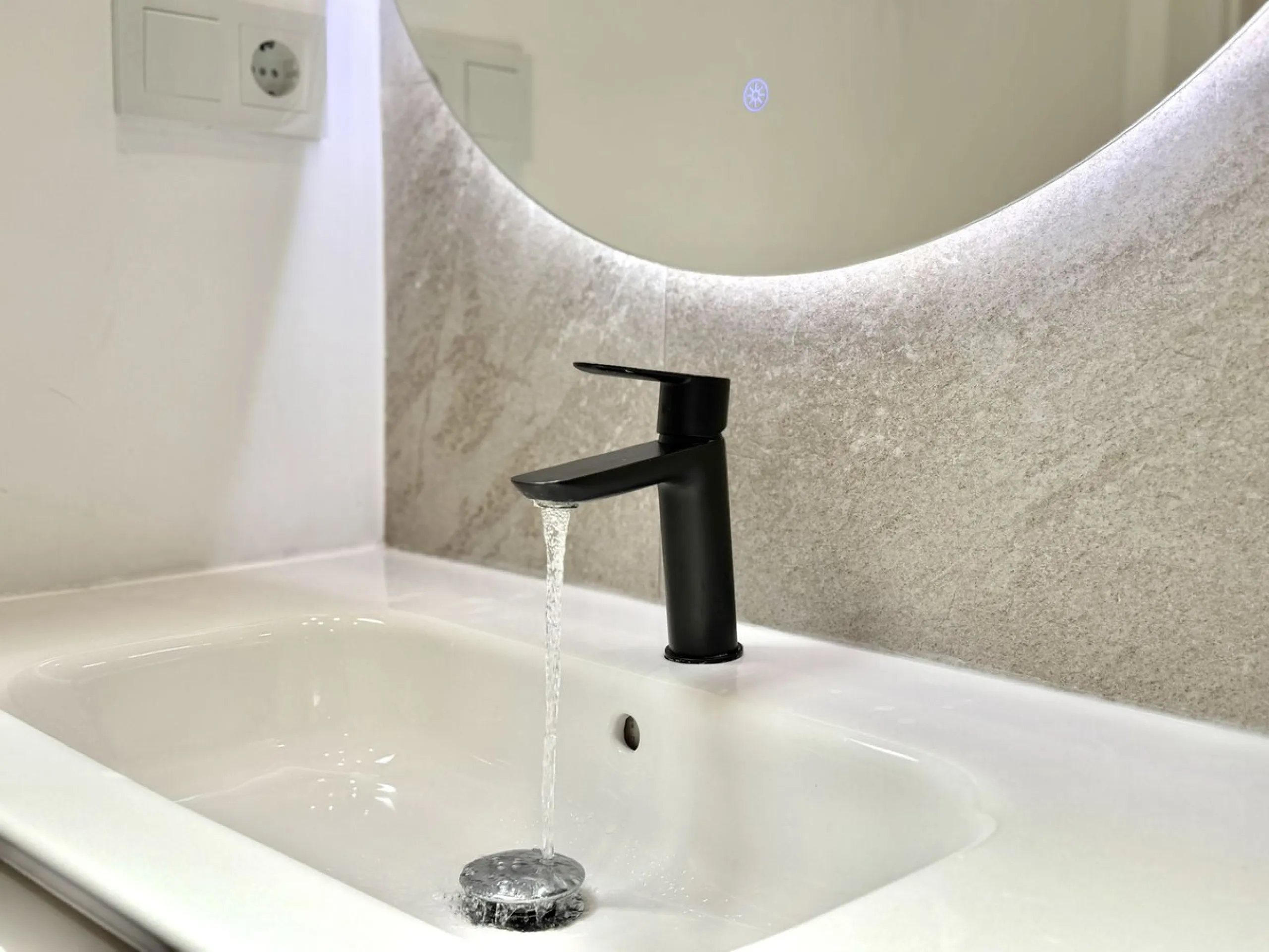 Welcome home to your own oasis on the third floor in Fuengirola! Here you'll find a bright and well-planned two-bedroom apartment (no lift), with access to a spacious shared rooftop terrace. The location is hard to beat, with just 600 meters from the beac