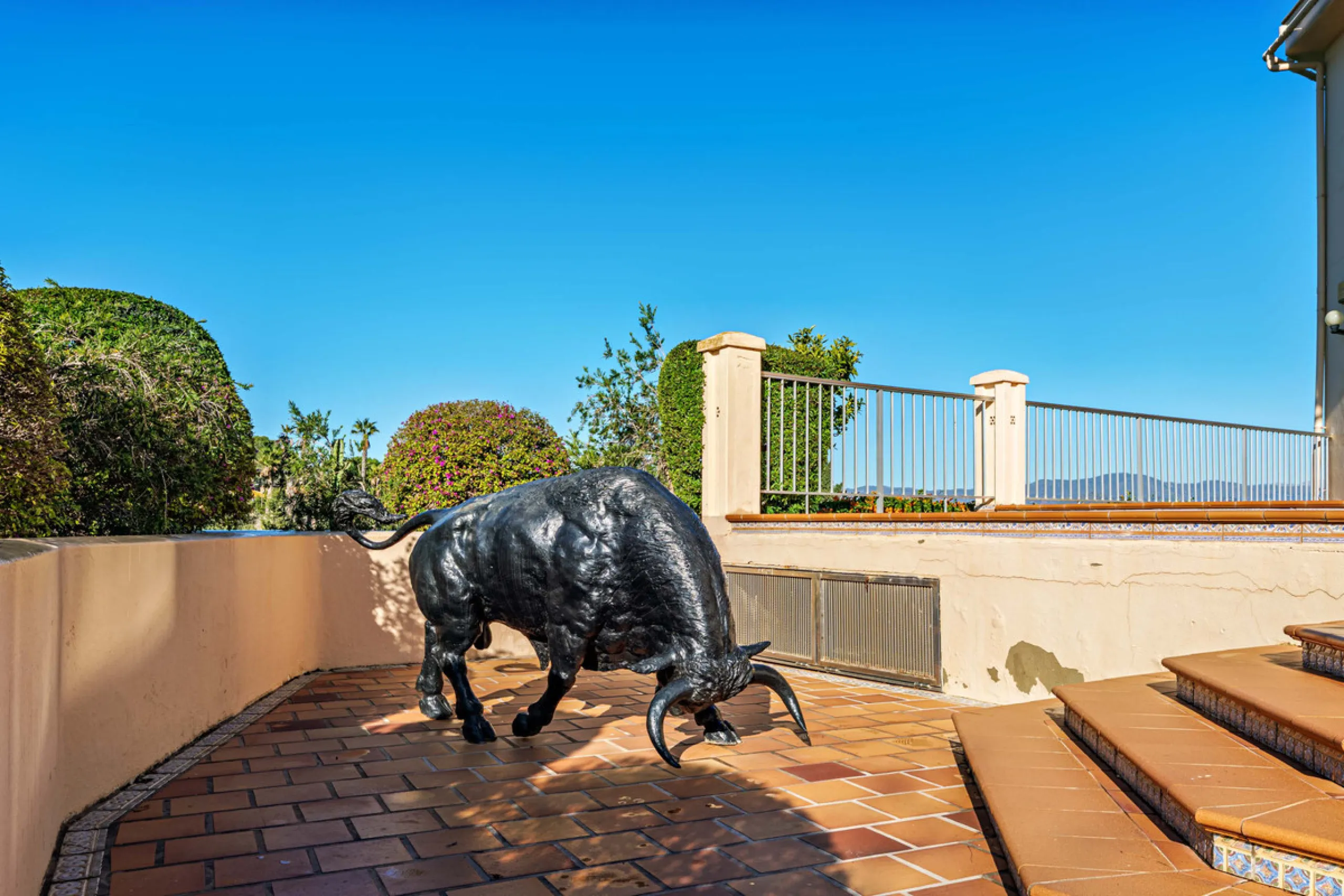 Spectacular estate located in Alhaurín de la Torre, surrounded by nature and extensive farmland, offering maximum privacy, spaciousness, and breathtaking open views over the valley and the mountains. The property enjoys a peaceful and privileged setting j