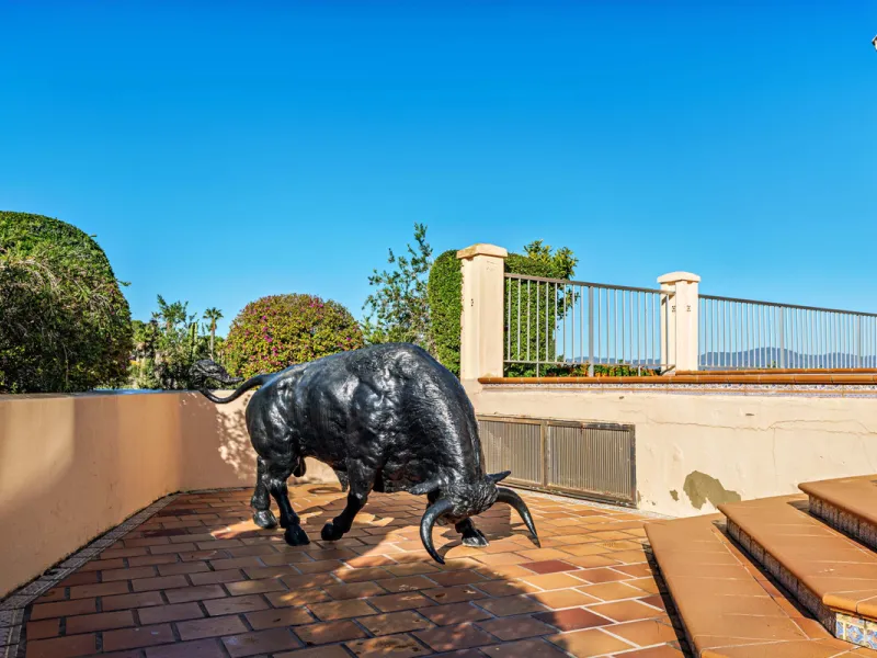 Spectacular estate located in Alhaurín de la Torre, surrounded by nature and extensive farmland, offering maximum privacy, spaciousness, and breathtaking open views over the valley and the mountains. The property enjoys a peaceful and privileged setting j