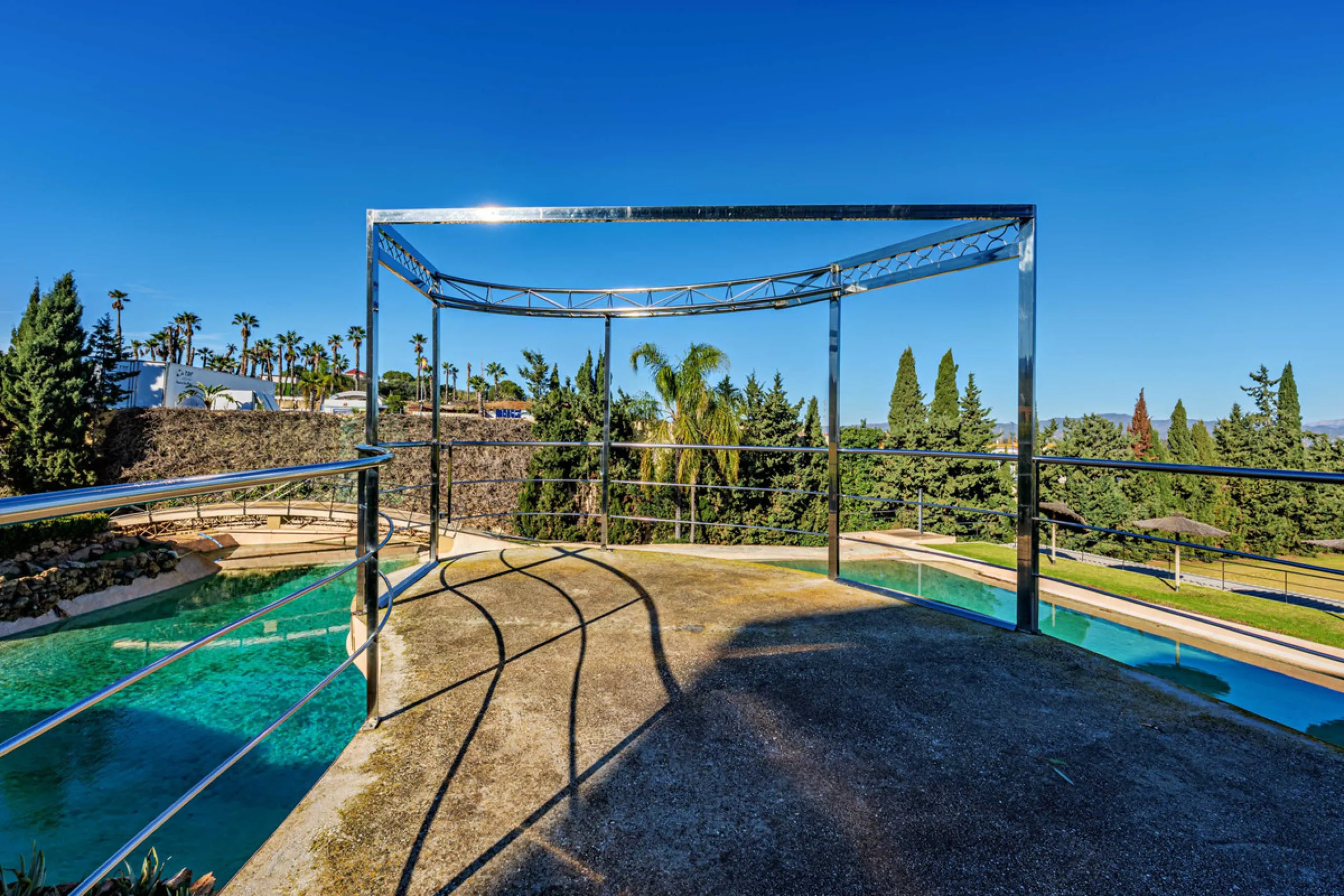 Spectacular estate located in Alhaurín de la Torre, surrounded by nature and extensive farmland, offering maximum privacy, spaciousness, and breathtaking open views over the valley and the mountains. The property enjoys a peaceful and privileged setting j