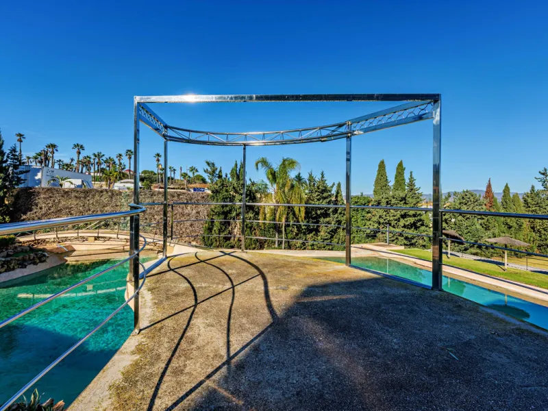 Spectacular estate located in Alhaurín de la Torre, surrounded by nature and extensive farmland, offering maximum privacy, spaciousness, and breathtaking open views over the valley and the mountains. The property enjoys a peaceful and privileged setting j
