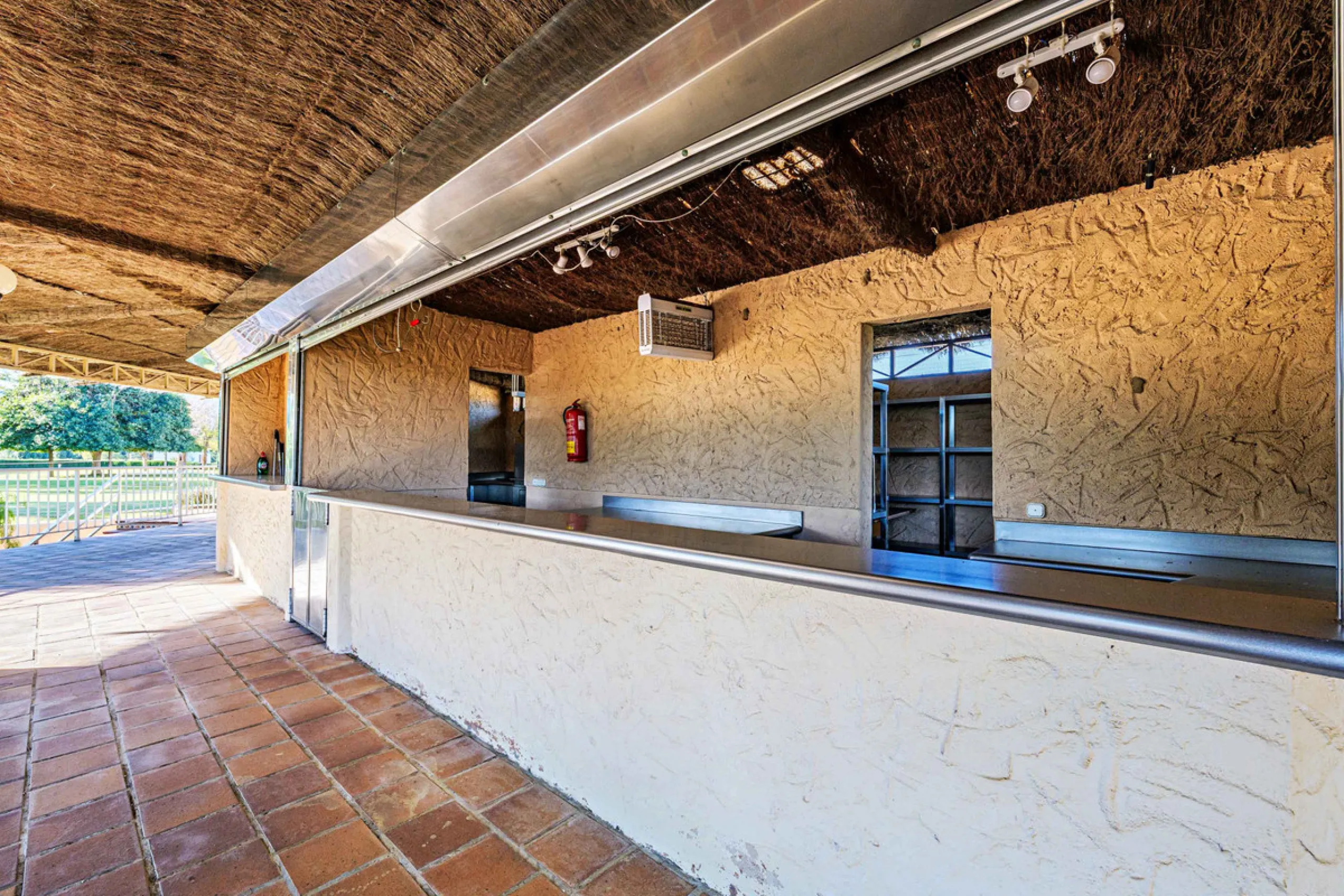 Spectacular estate located in Alhaurín de la Torre, surrounded by nature and extensive farmland, offering maximum privacy, spaciousness, and breathtaking open views over the valley and the mountains. The property enjoys a peaceful and privileged setting j