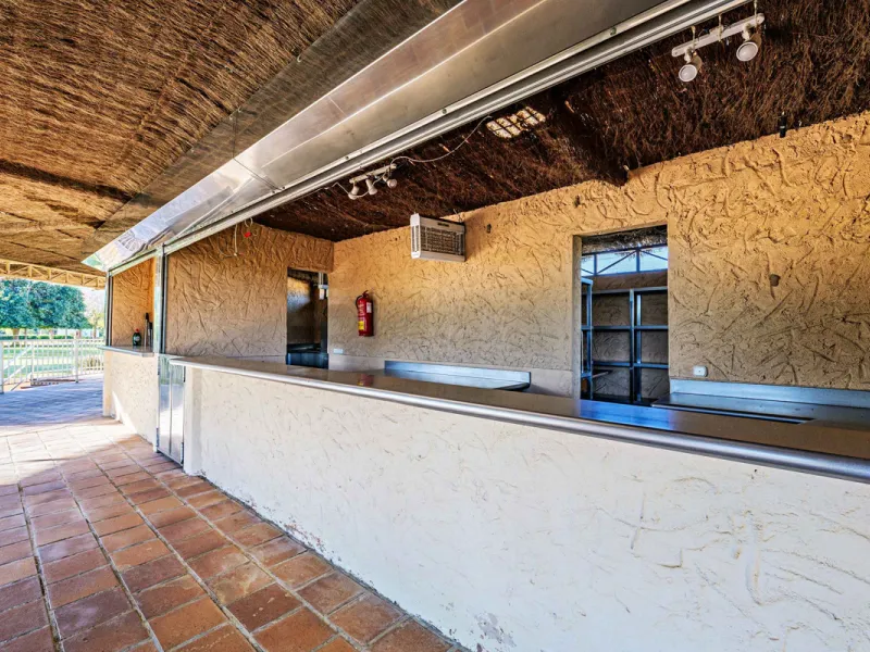 Spectacular estate located in Alhaurín de la Torre, surrounded by nature and extensive farmland, offering maximum privacy, spaciousness, and breathtaking open views over the valley and the mountains. The property enjoys a peaceful and privileged setting j