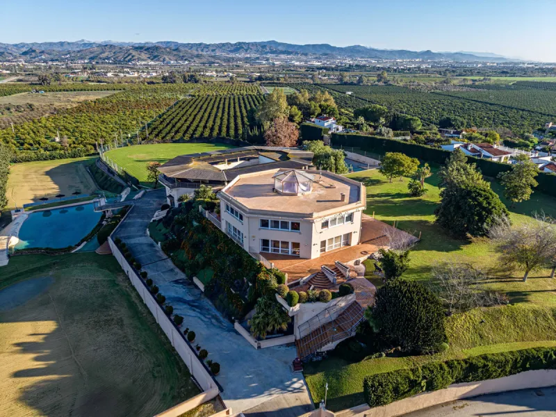 Spectacular estate located in Alhaurín de la Torre, surrounded by nature and extensive farmland, offering maximum privacy, spaciousness, and breathtaking open views over the valley and the mountains. The property enjoys a peaceful and privileged setting j