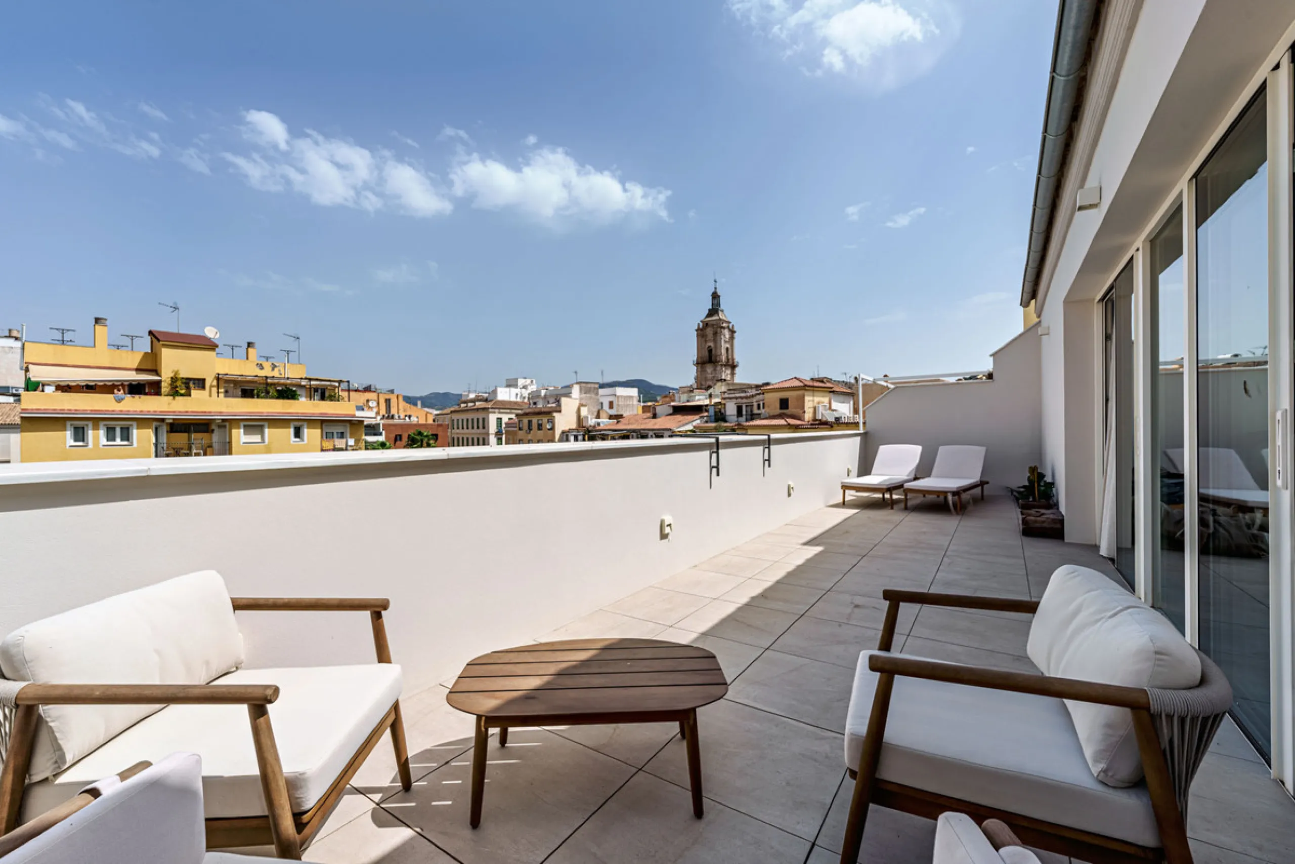 This stunning penthouse is located in a charming four-storey building constructed in 2021, right in the heart of Malaga's Historic Centre. With 122 m² of built area and two terraces totaling 52 m², the property boasts a sleek contemporary design and high-