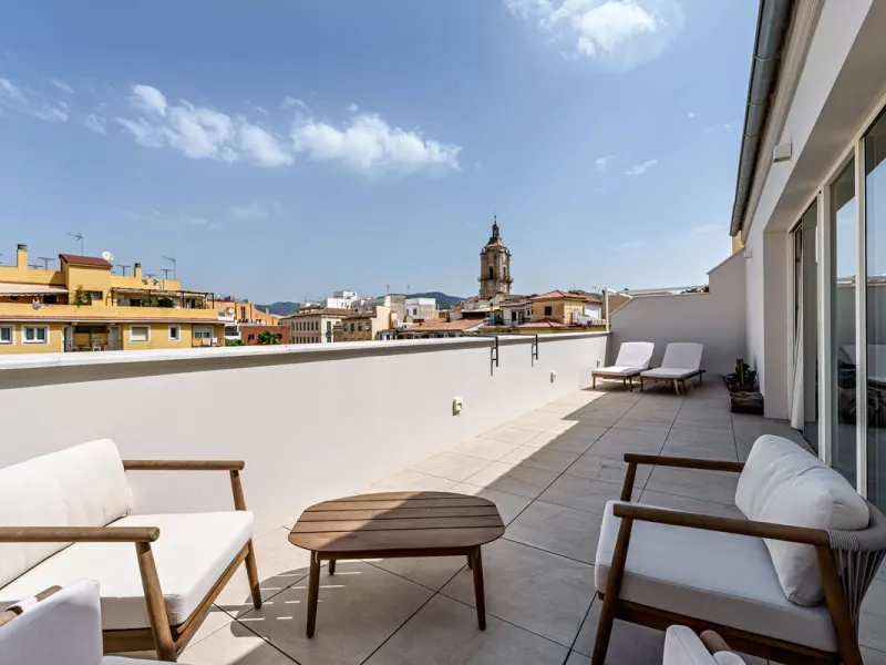 This stunning penthouse is located in a charming four-storey building constructed in 2021, right in the heart of Malaga's Historic Centre. With 122 m² of built area and two terraces totaling 52 m², the property boasts a sleek contemporary design and high-