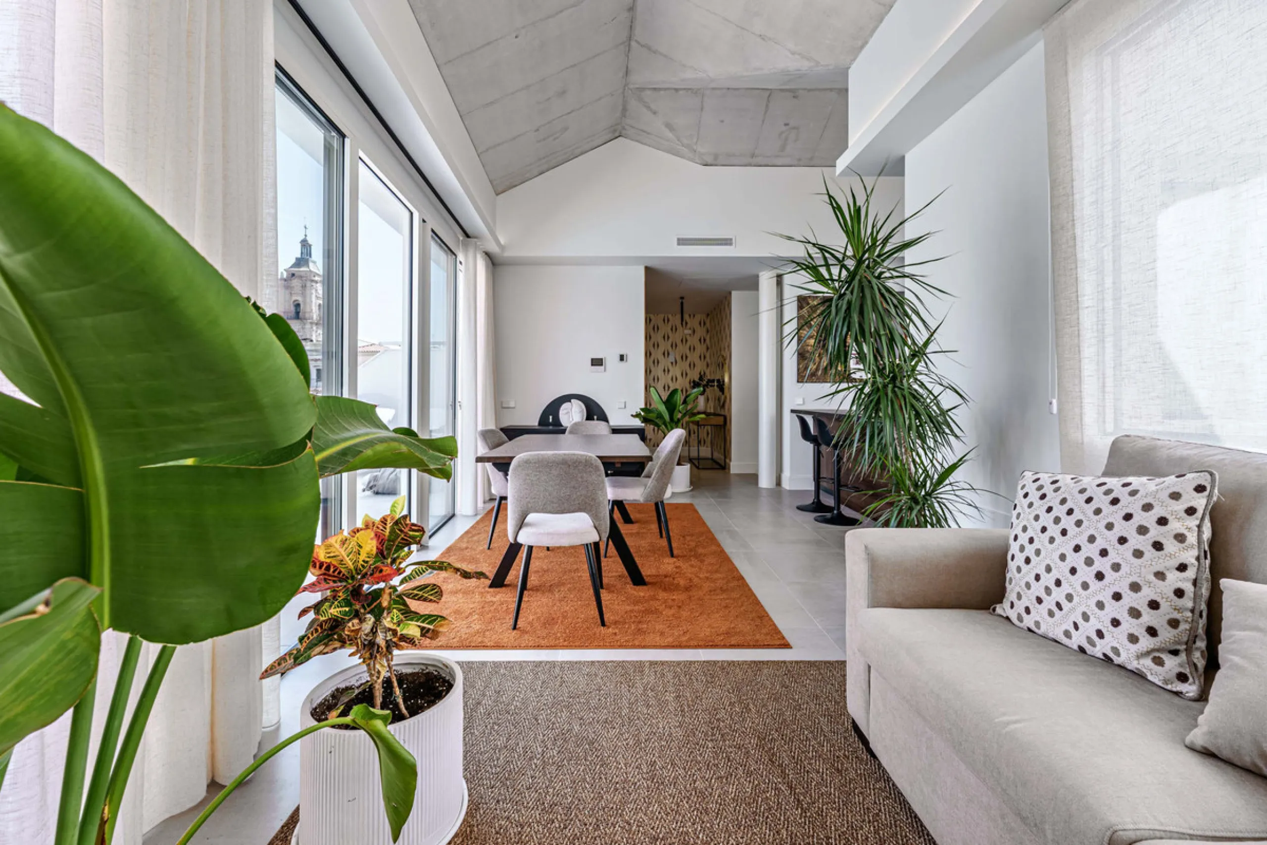 This stunning penthouse is located in a charming four-storey building constructed in 2021, right in the heart of Malaga's Historic Centre. With 122 m² of built area and two terraces totaling 52 m², the property boasts a sleek contemporary design and high-