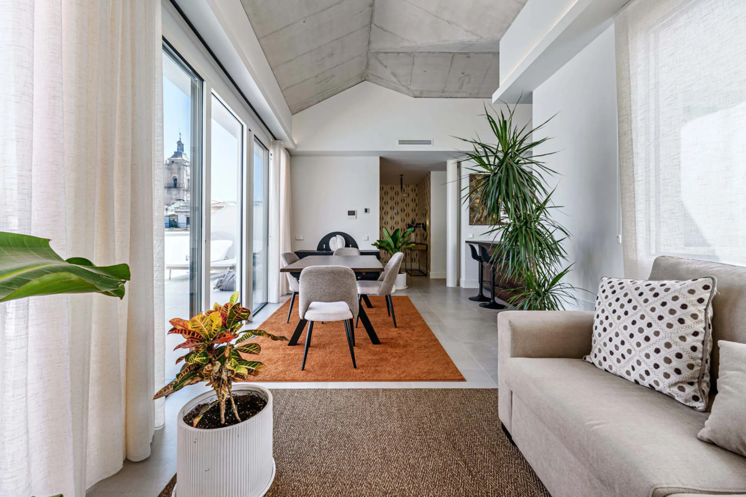 This stunning penthouse is located in a charming four-storey building constructed in 2021, right in the heart of Malaga's Historic Centre. With 122 m² of built area and two terraces totaling 52 m², the property boasts a sleek contemporary design and high-