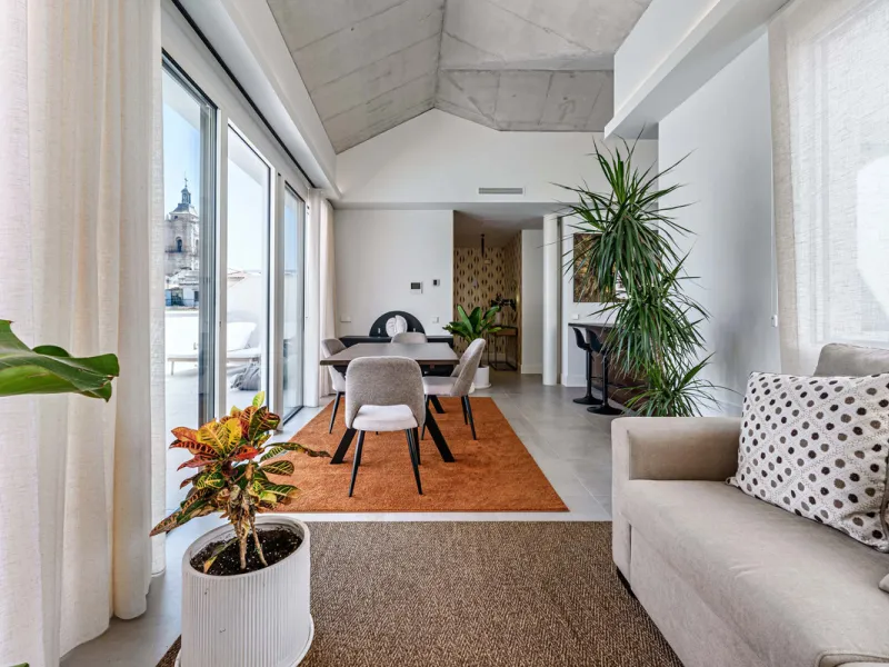This stunning penthouse is located in a charming four-storey building constructed in 2021, right in the heart of Malaga's Historic Centre. With 122 m² of built area and two terraces totaling 52 m², the property boasts a sleek contemporary design and high-