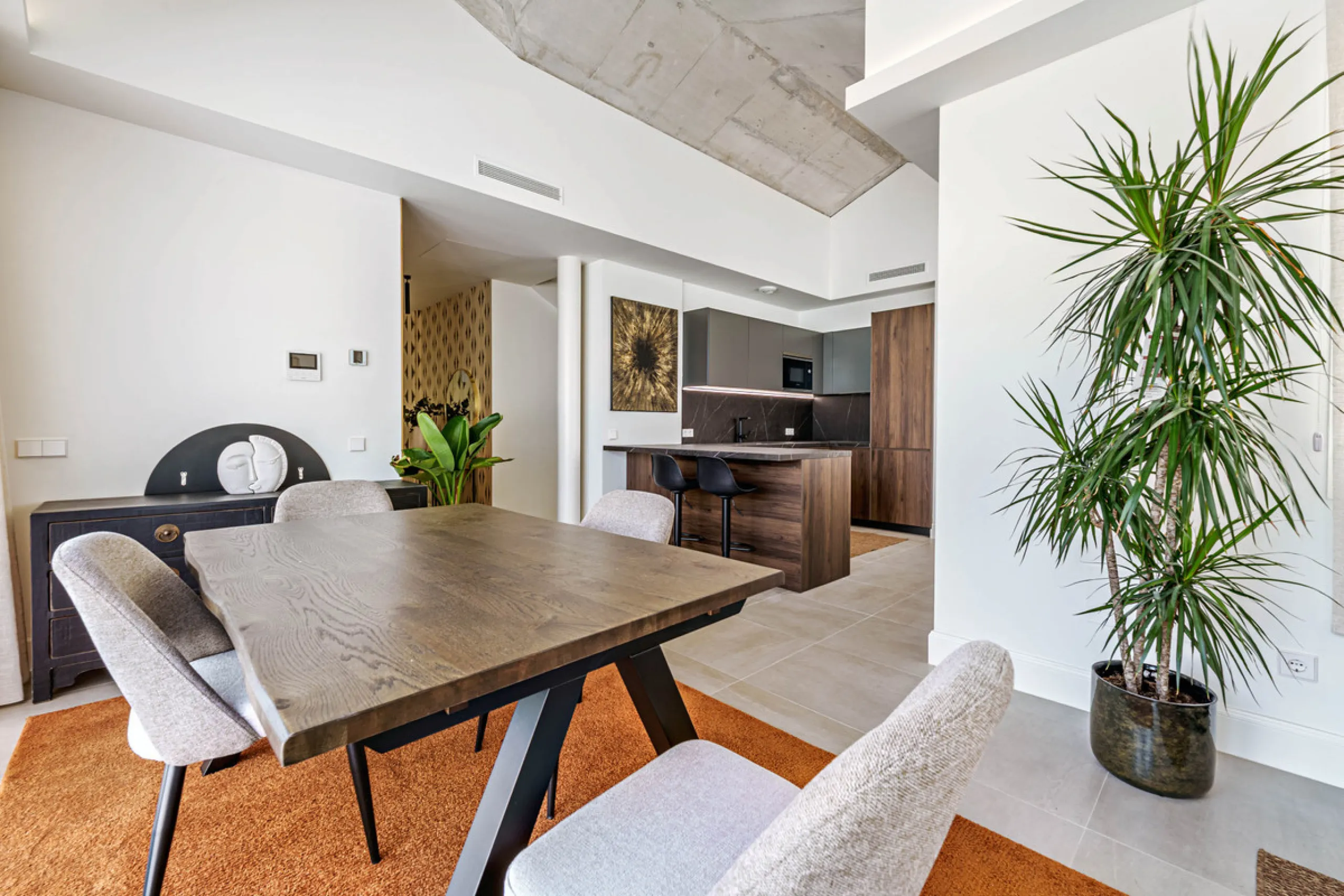 This stunning penthouse is located in a charming four-storey building constructed in 2021, right in the heart of Malaga's Historic Centre. With 122 m² of built area and two terraces totaling 52 m², the property boasts a sleek contemporary design and high-