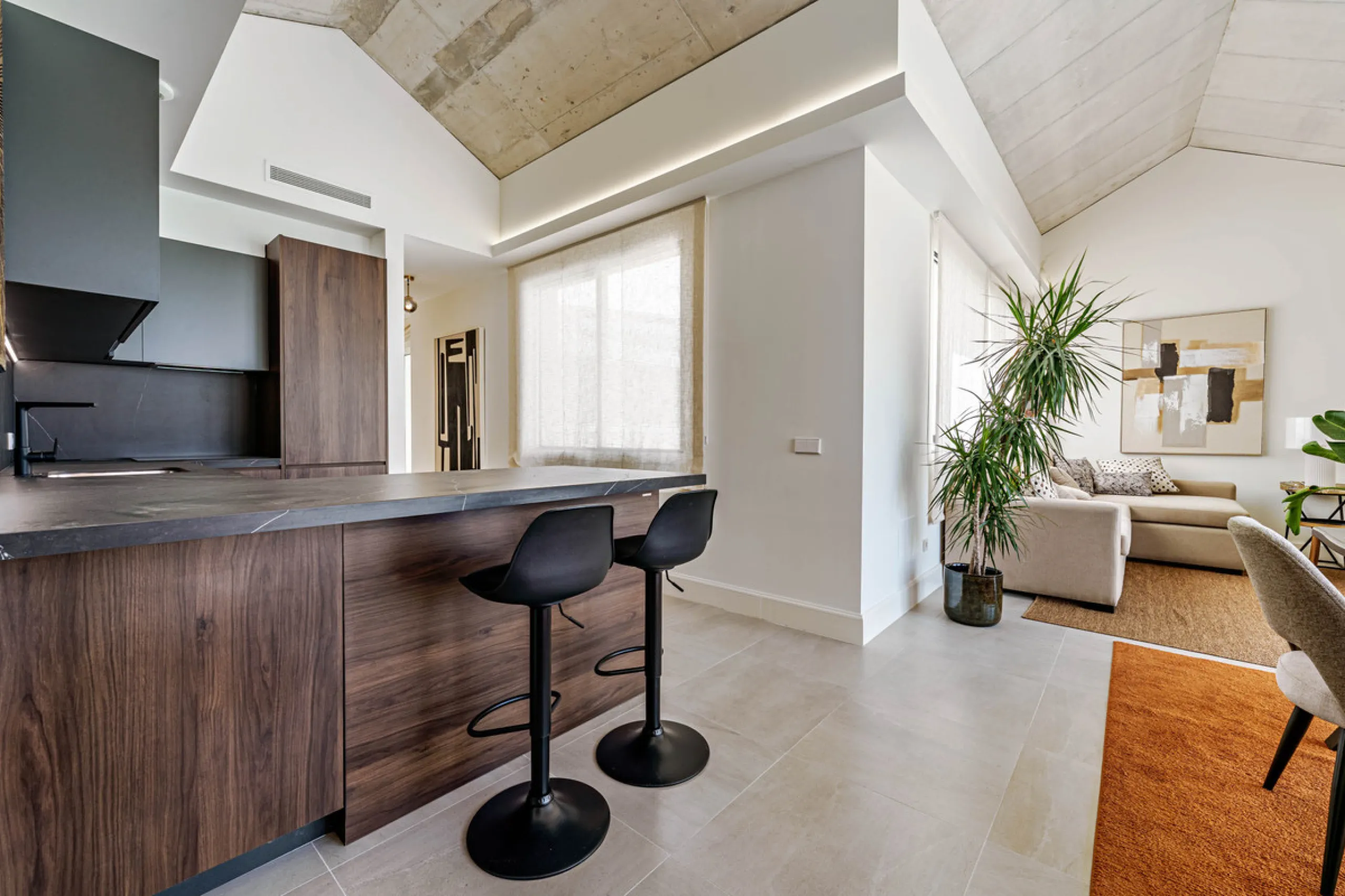 This stunning penthouse is located in a charming four-storey building constructed in 2021, right in the heart of Malaga's Historic Centre. With 122 m² of built area and two terraces totaling 52 m², the property boasts a sleek contemporary design and high-
