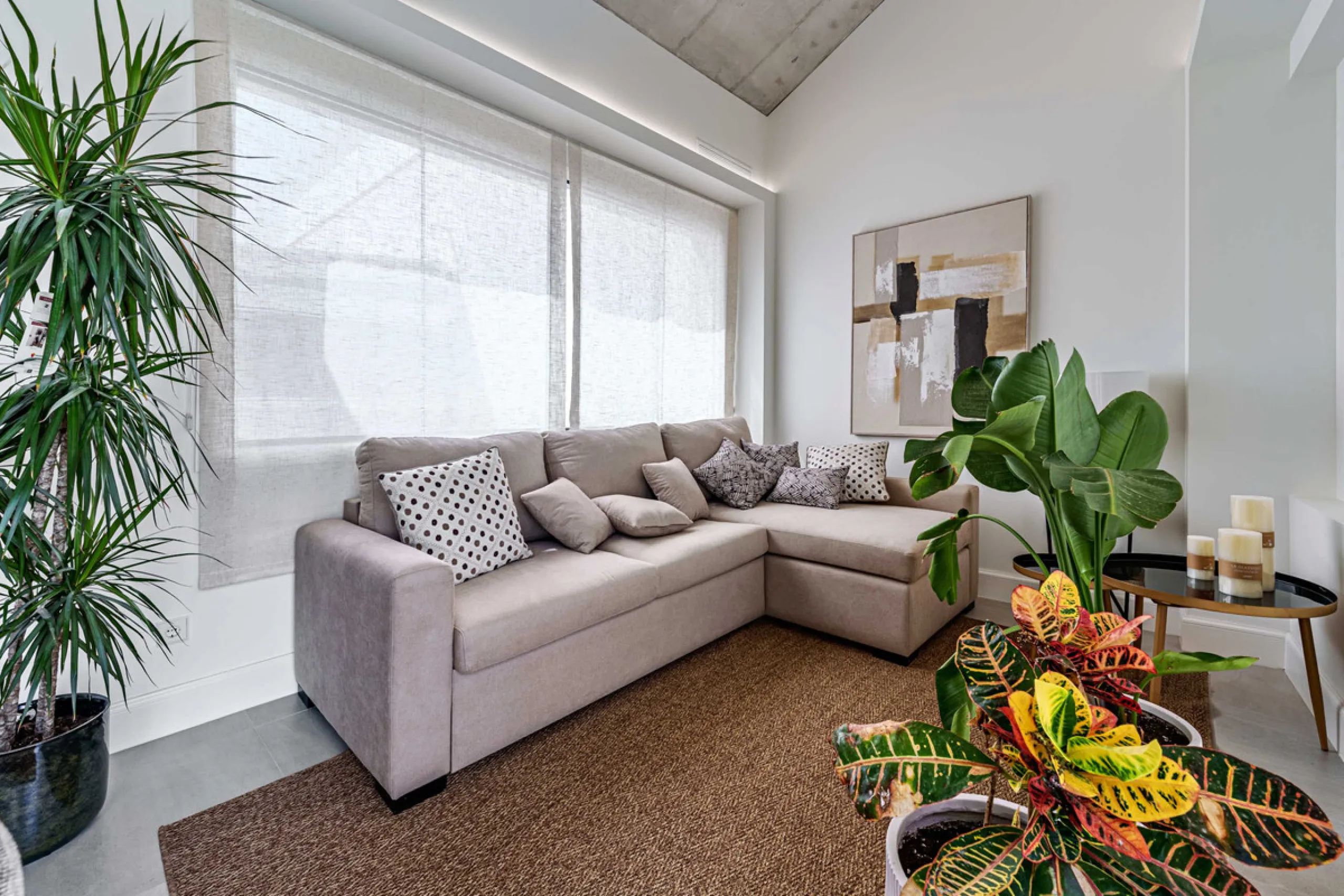 This stunning penthouse is located in a charming four-storey building constructed in 2021, right in the heart of Malaga's Historic Centre. With 122 m² of built area and two terraces totaling 52 m², the property boasts a sleek contemporary design and high-