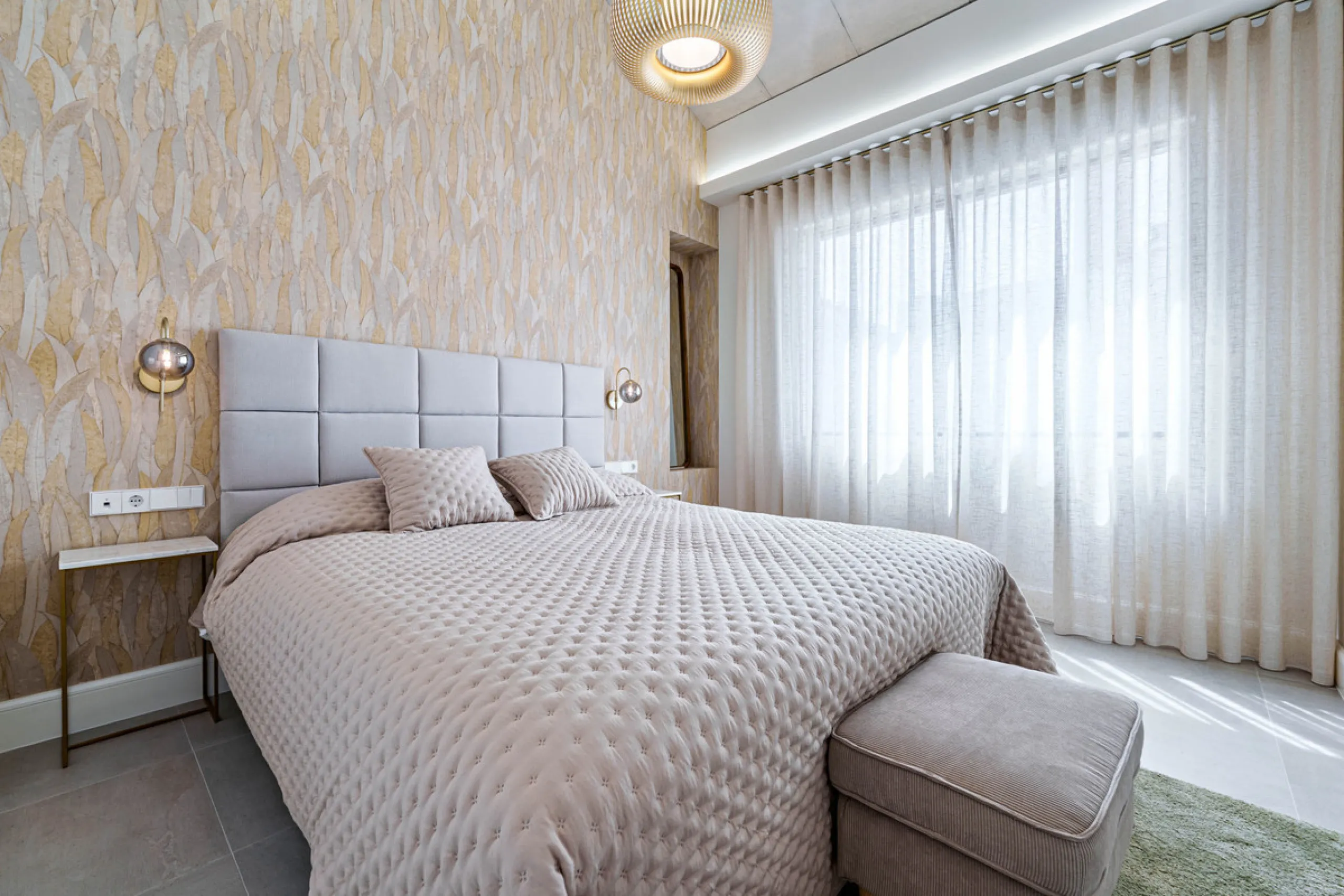 This stunning penthouse is located in a charming four-storey building constructed in 2021, right in the heart of Malaga's Historic Centre. With 122 m² of built area and two terraces totaling 52 m², the property boasts a sleek contemporary design and high-