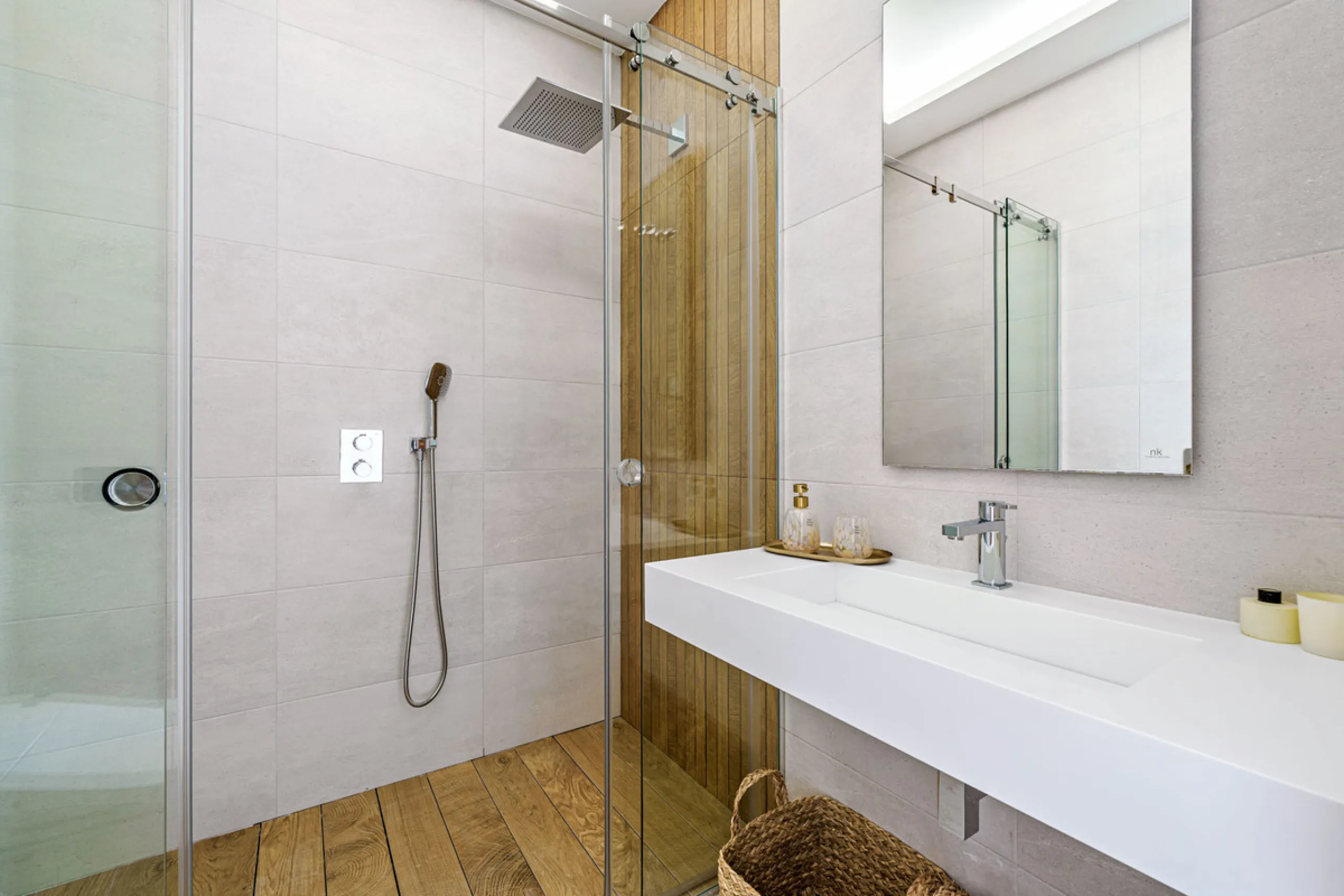 This stunning penthouse is located in a charming four-storey building constructed in 2021, right in the heart of Malaga's Historic Centre. With 122 m² of built area and two terraces totaling 52 m², the property boasts a sleek contemporary design and high-