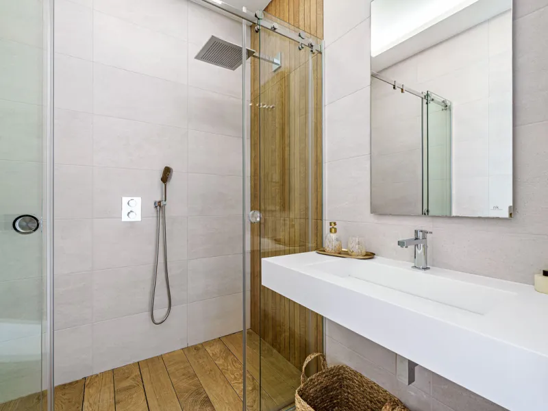 This stunning penthouse is located in a charming four-storey building constructed in 2021, right in the heart of Malaga's Historic Centre. With 122 m² of built area and two terraces totaling 52 m², the property boasts a sleek contemporary design and high-