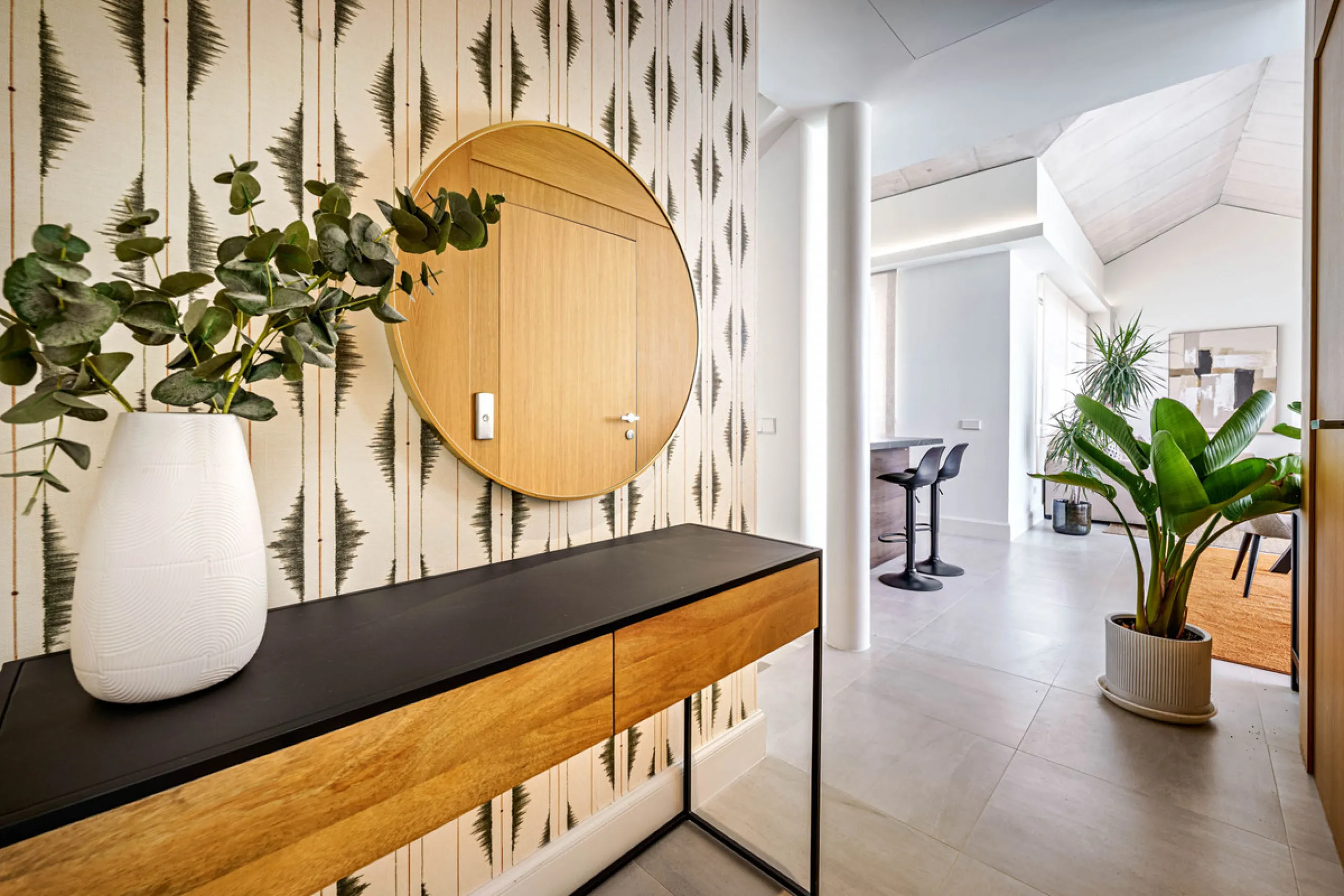 This stunning penthouse is located in a charming four-storey building constructed in 2021, right in the heart of Malaga's Historic Centre. With 122 m² of built area and two terraces totaling 52 m², the property boasts a sleek contemporary design and high-