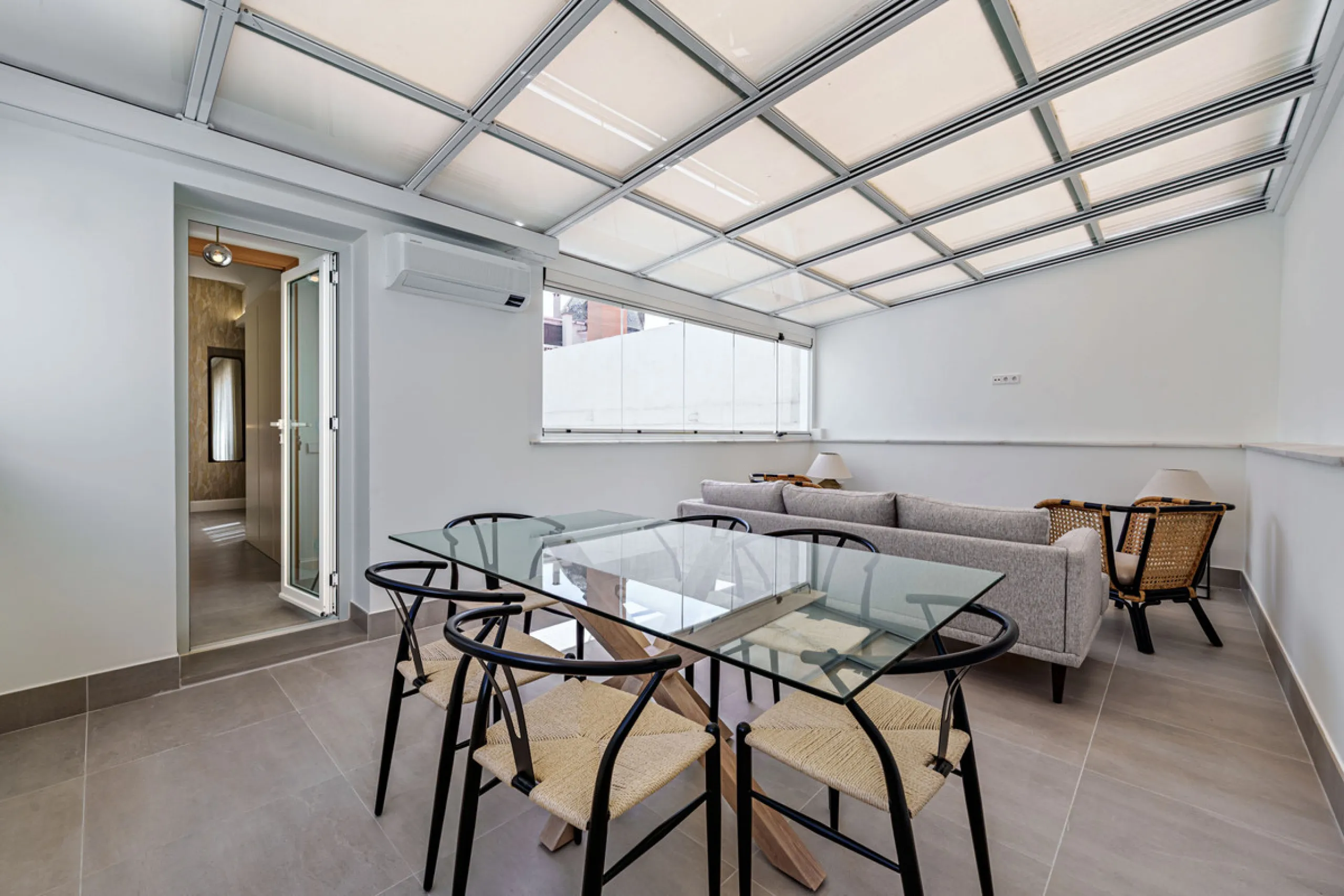 This stunning penthouse is located in a charming four-storey building constructed in 2021, right in the heart of Malaga's Historic Centre. With 122 m² of built area and two terraces totaling 52 m², the property boasts a sleek contemporary design and high-