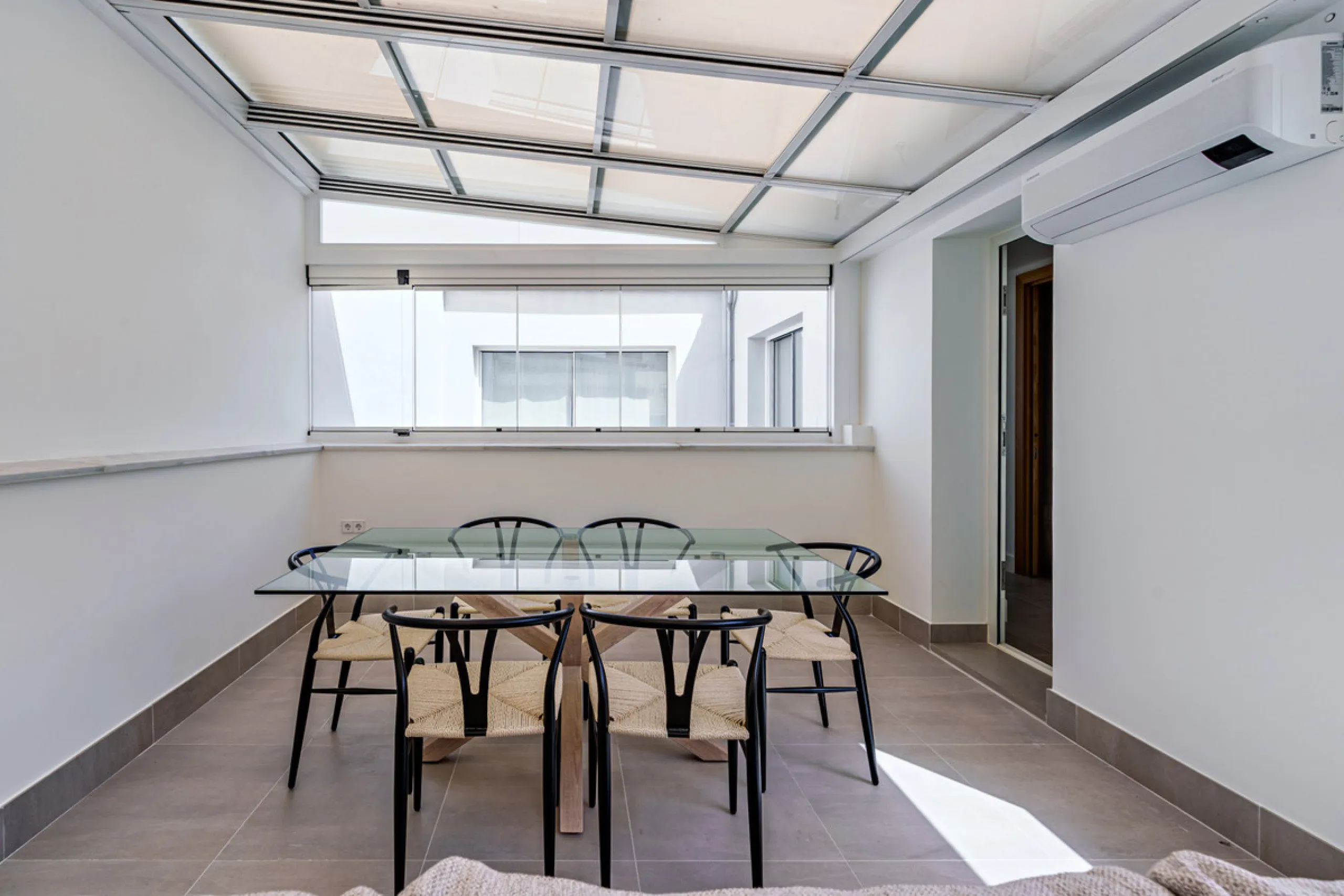 This stunning penthouse is located in a charming four-storey building constructed in 2021, right in the heart of Malaga's Historic Centre. With 122 m² of built area and two terraces totaling 52 m², the property boasts a sleek contemporary design and high-