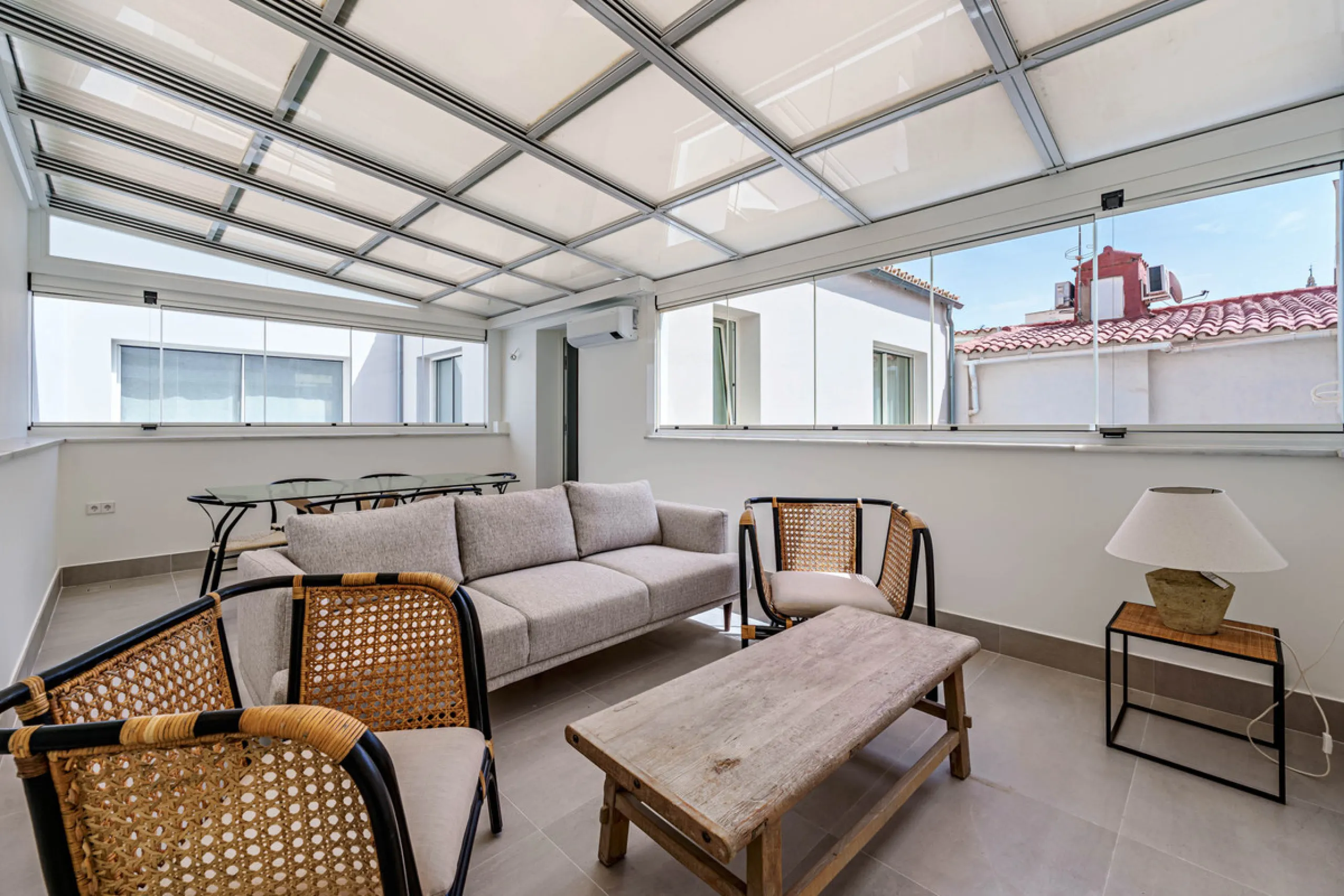 This stunning penthouse is located in a charming four-storey building constructed in 2021, right in the heart of Malaga's Historic Centre. With 122 m² of built area and two terraces totaling 52 m², the property boasts a sleek contemporary design and high-