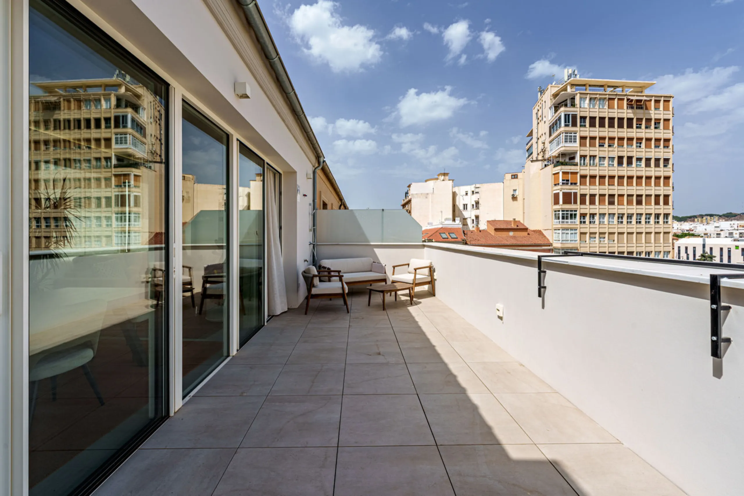 This stunning penthouse is located in a charming four-storey building constructed in 2021, right in the heart of Malaga's Historic Centre. With 122 m² of built area and two terraces totaling 52 m², the property boasts a sleek contemporary design and high-