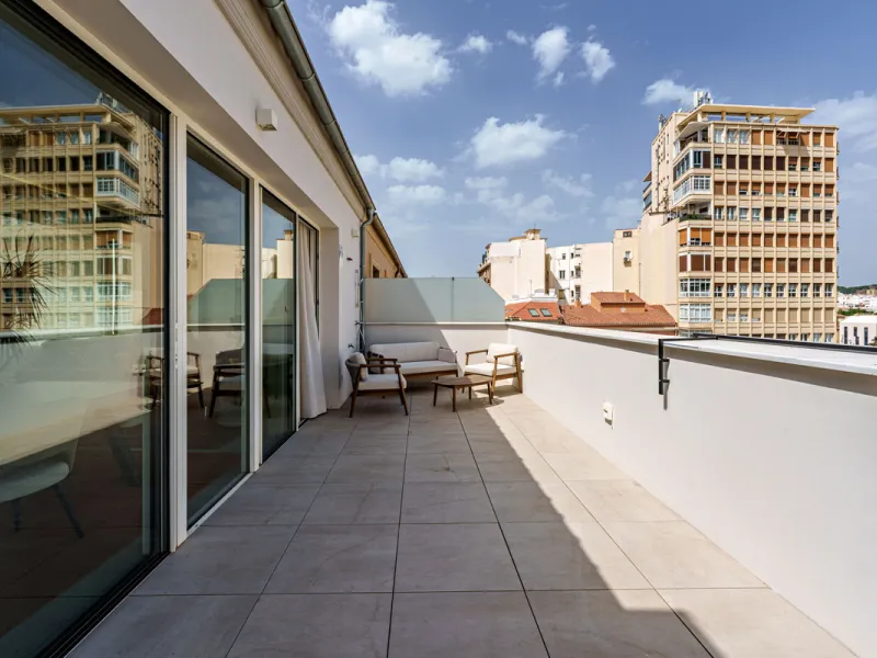 This stunning penthouse is located in a charming four-storey building constructed in 2021, right in the heart of Malaga's Historic Centre. With 122 m² of built area and two terraces totaling 52 m², the property boasts a sleek contemporary design and high-