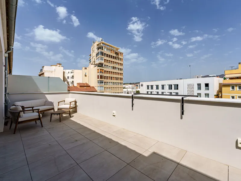 This stunning penthouse is located in a charming four-storey building constructed in 2021, right in the heart of Malaga's Historic Centre. With 122 m² of built area and two terraces totaling 52 m², the property boasts a sleek contemporary design and high-