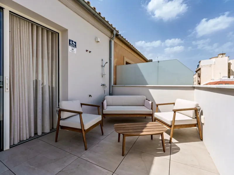 This stunning penthouse is located in a charming four-storey building constructed in 2021, right in the heart of Malaga's Historic Centre. With 122 m² of built area and two terraces totaling 52 m², the property boasts a sleek contemporary design and high-