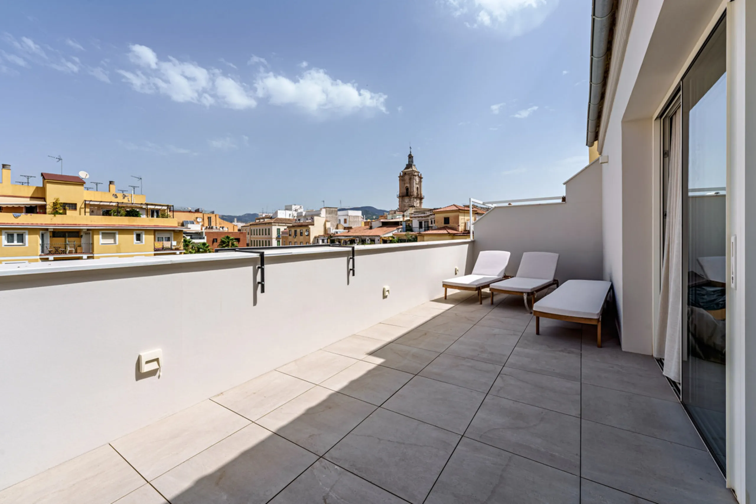 This stunning penthouse is located in a charming four-storey building constructed in 2021, right in the heart of Malaga's Historic Centre. With 122 m² of built area and two terraces totaling 52 m², the property boasts a sleek contemporary design and high-