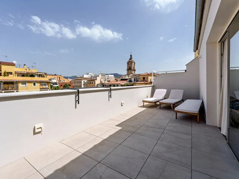 This stunning penthouse is located in a charming four-storey building constructed in 2021, right in the heart of Malaga's Historic Centre. With 122 m² of built area and two terraces totaling 52 m², the property boasts a sleek contemporary design and high-