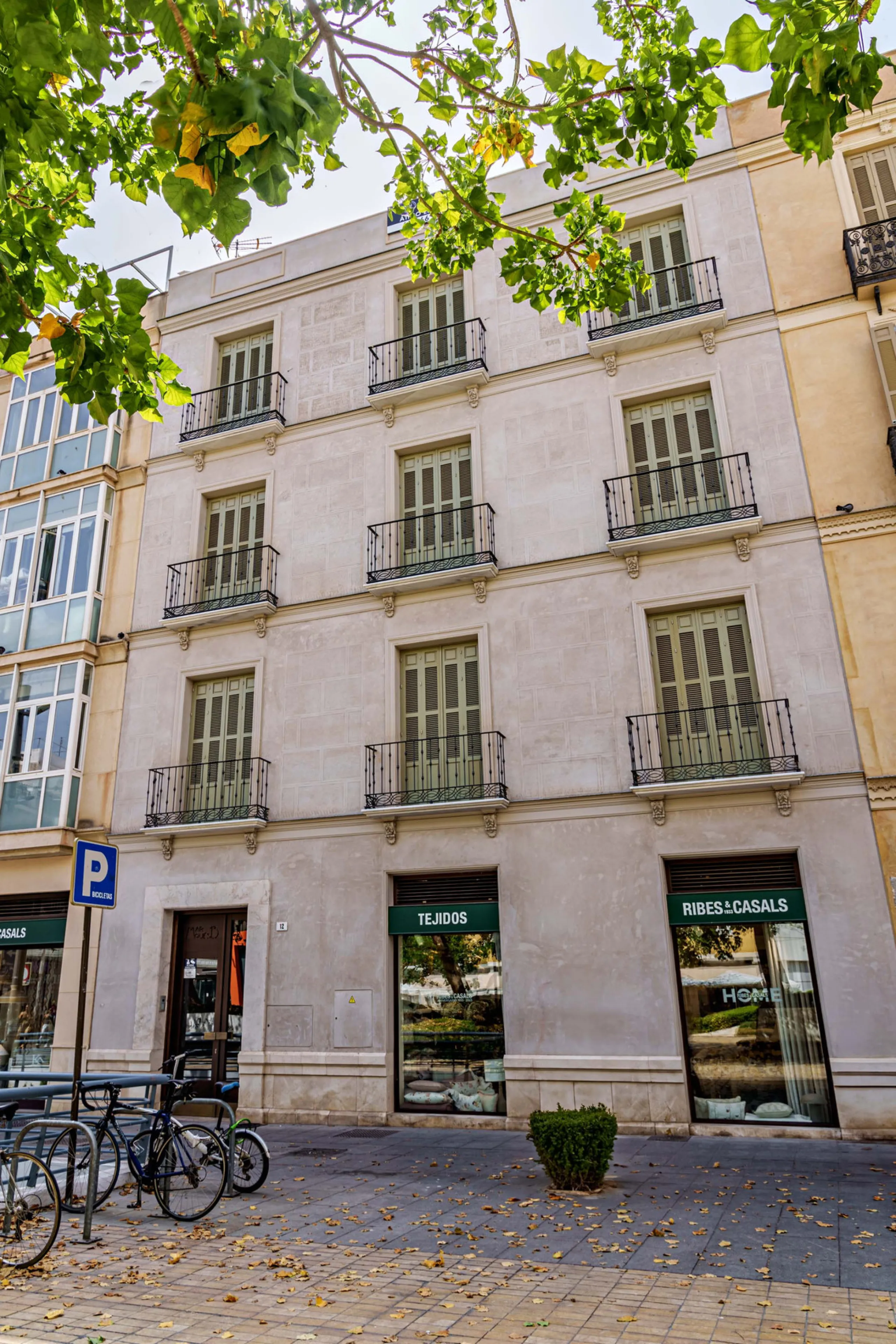 This stunning penthouse is located in a charming four-storey building constructed in 2021, right in the heart of Malaga's Historic Centre. With 122 m² of built area and two terraces totaling 52 m², the property boasts a sleek contemporary design and high-