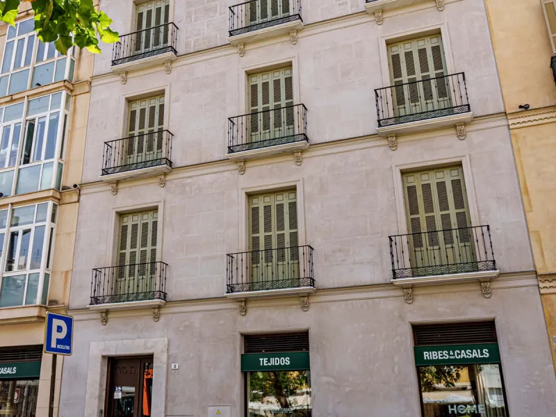This stunning penthouse is located in a charming four-storey building constructed in 2021, right in the heart of Malaga's Historic Centre. With 122 m² of built area and two terraces totaling 52 m², the property boasts a sleek contemporary design and high-