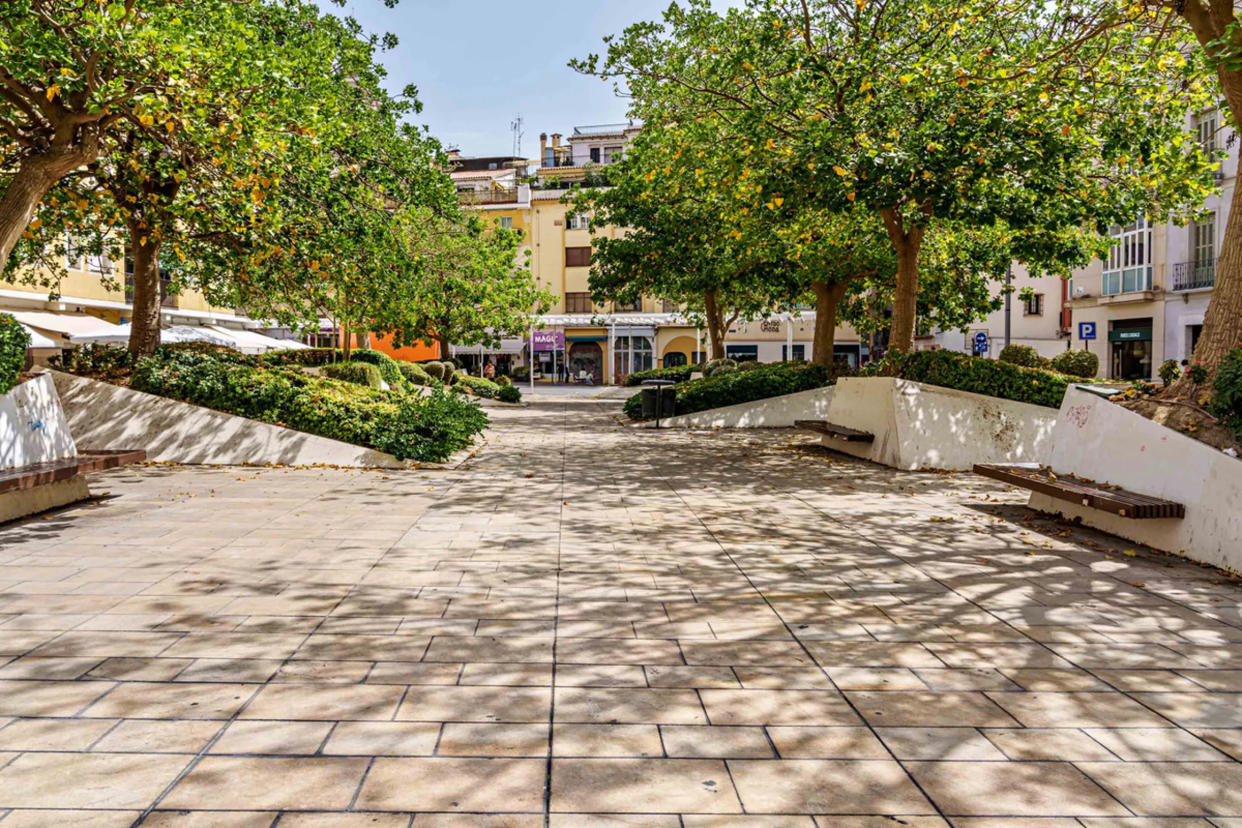 This stunning penthouse is located in a charming four-storey building constructed in 2021, right in the heart of Malaga's Historic Centre. With 122 m² of built area and two terraces totaling 52 m², the property boasts a sleek contemporary design and high-