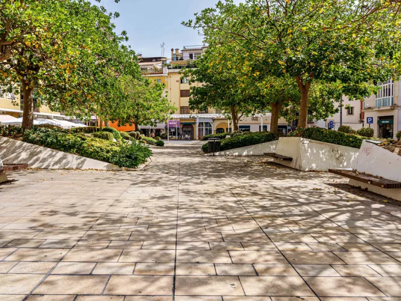 This stunning penthouse is located in a charming four-storey building constructed in 2021, right in the heart of Malaga's Historic Centre. With 122 m² of built area and two terraces totaling 52 m², the property boasts a sleek contemporary design and high-