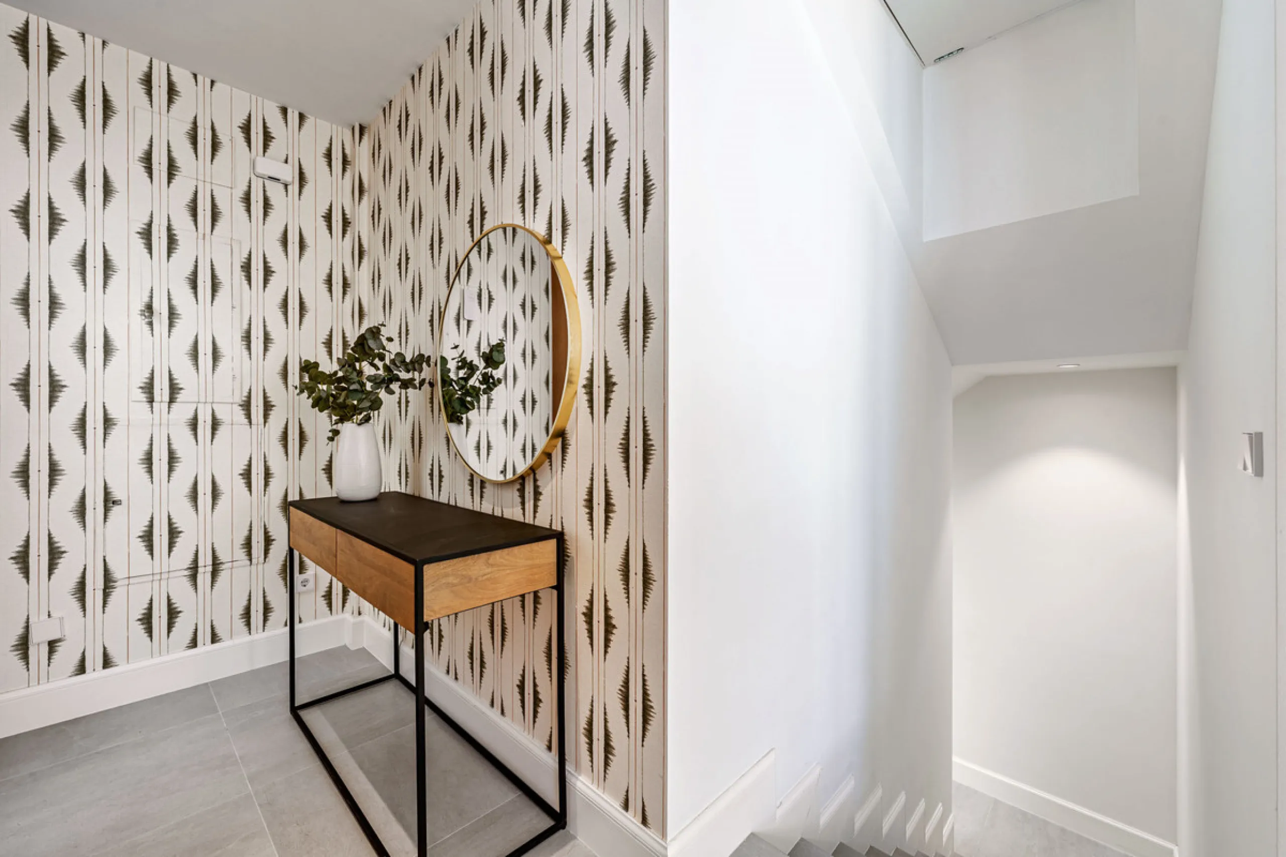This stunning penthouse is located in a charming four-storey building constructed in 2021, right in the heart of Malaga's Historic Centre. With 122 m² of built area and two terraces totaling 52 m², the property boasts a sleek contemporary design and high-