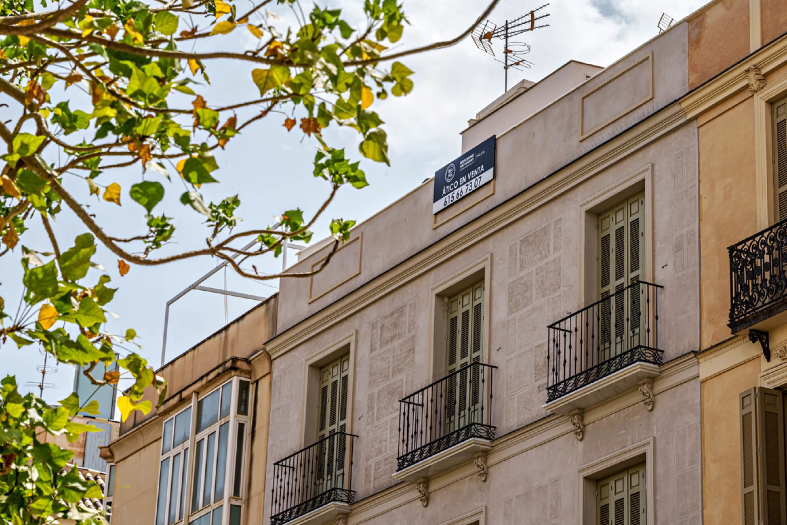 This stunning penthouse is located in a charming four-storey building constructed in 2021, right in the heart of Malaga's Historic Centre. With 122 m² of built area and two terraces totaling 52 m², the property boasts a sleek contemporary design and high-