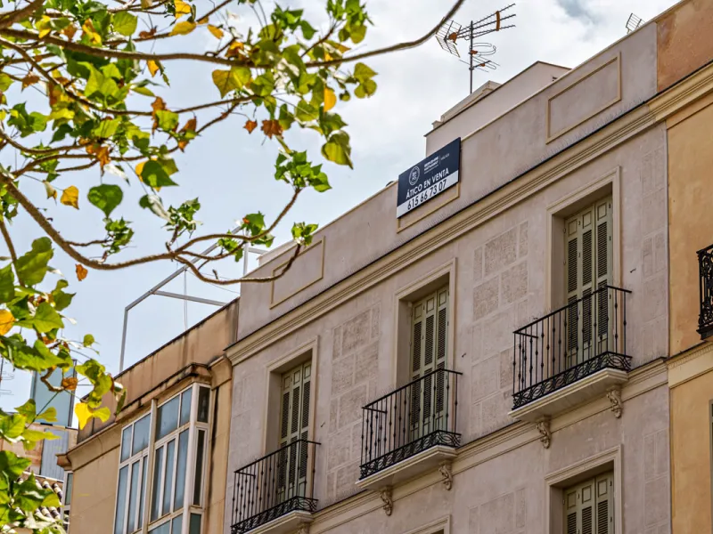 This stunning penthouse is located in a charming four-storey building constructed in 2021, right in the heart of Malaga's Historic Centre. With 122 m² of built area and two terraces totaling 52 m², the property boasts a sleek contemporary design and high-