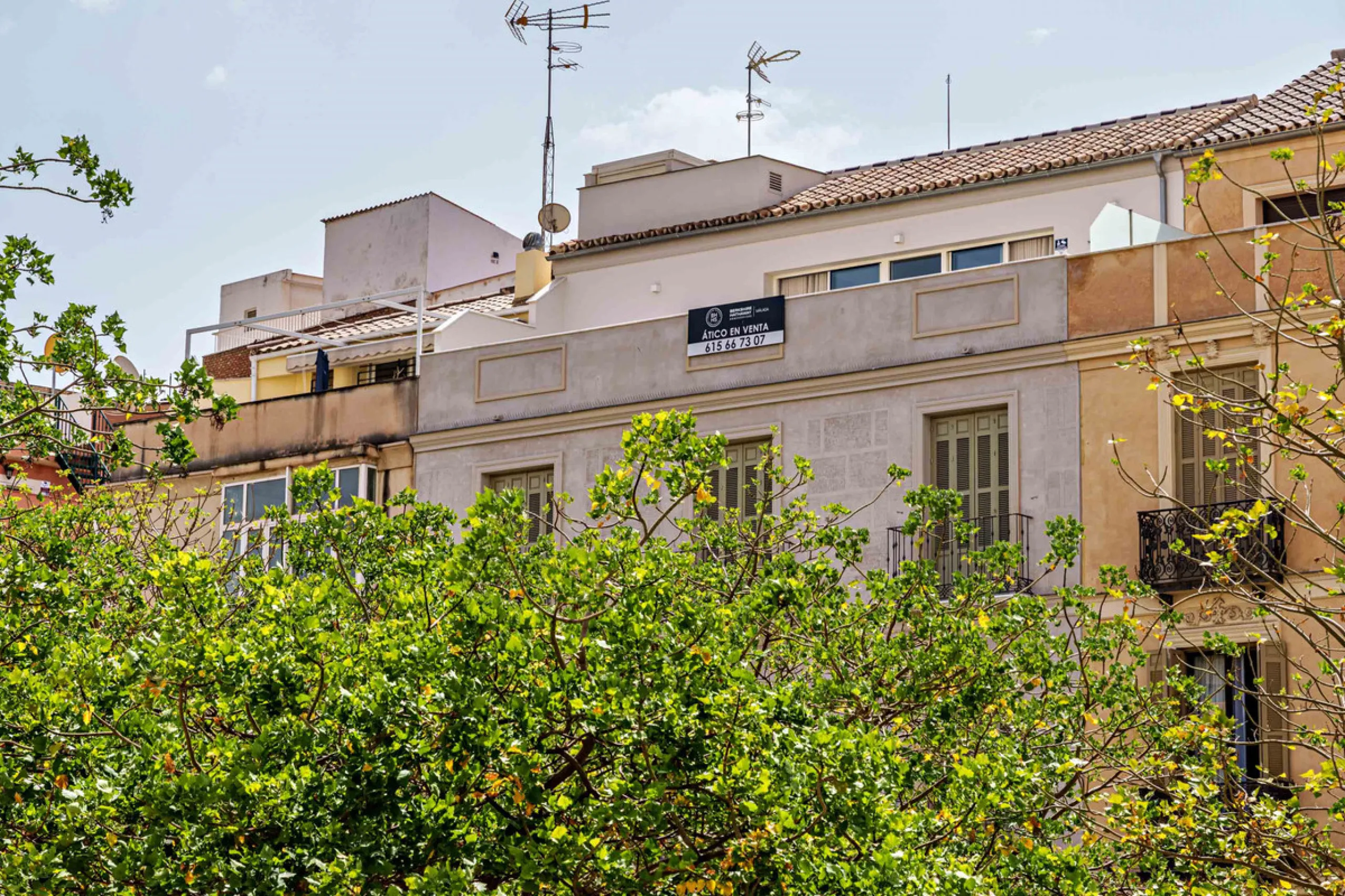 This stunning penthouse is located in a charming four-storey building constructed in 2021, right in the heart of Malaga's Historic Centre. With 122 m² of built area and two terraces totaling 52 m², the property boasts a sleek contemporary design and high-