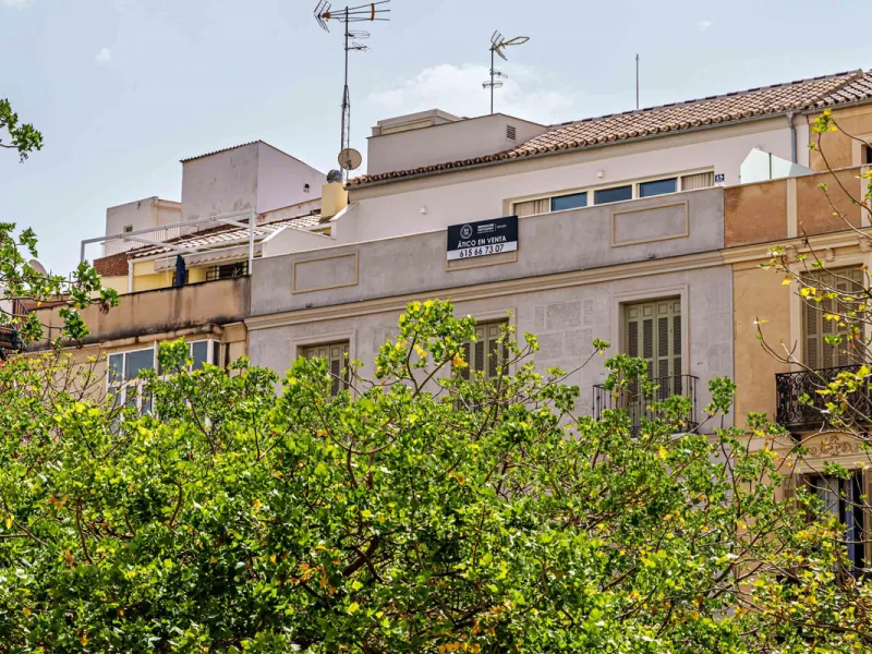 This stunning penthouse is located in a charming four-storey building constructed in 2021, right in the heart of Malaga's Historic Centre. With 122 m² of built area and two terraces totaling 52 m², the property boasts a sleek contemporary design and high-