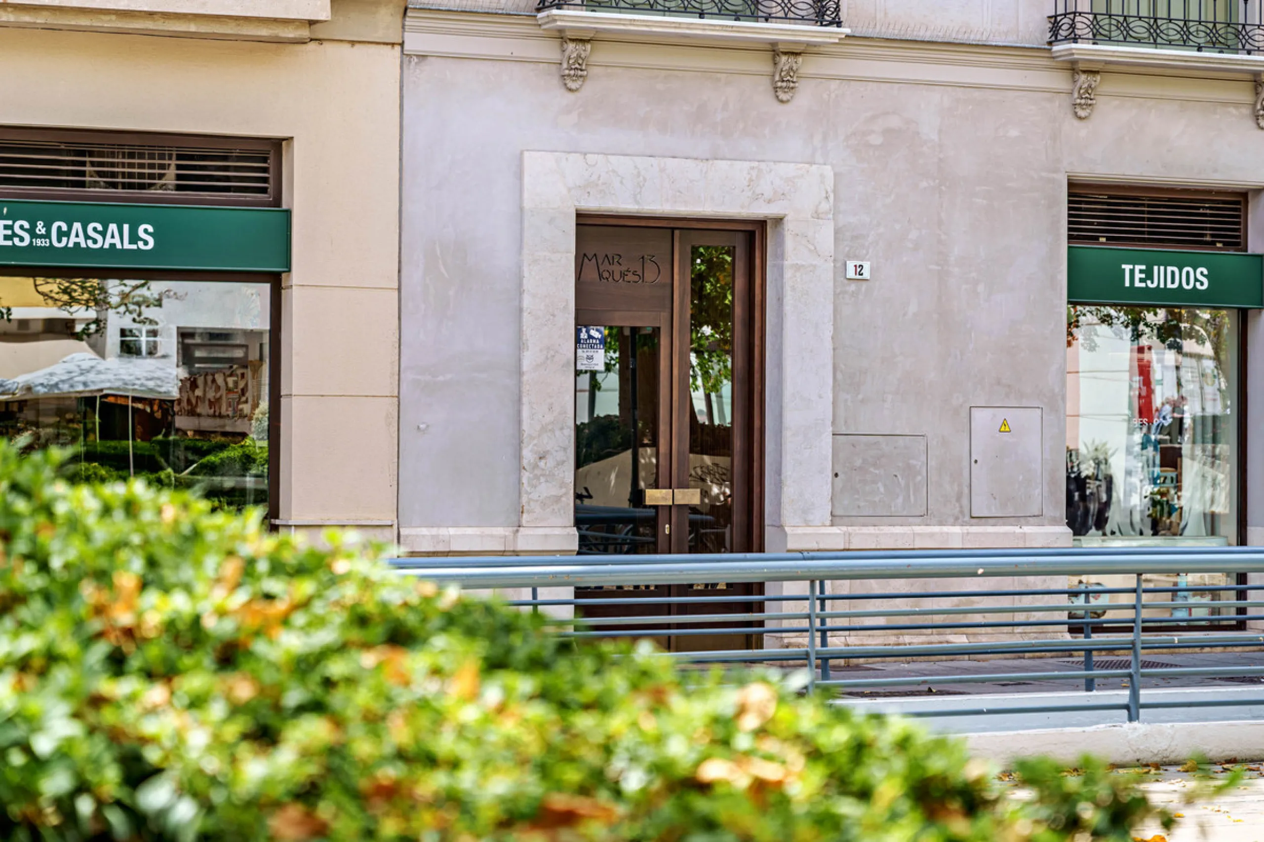 This stunning penthouse is located in a charming four-storey building constructed in 2021, right in the heart of Malaga's Historic Centre. With 122 m² of built area and two terraces totaling 52 m², the property boasts a sleek contemporary design and high-