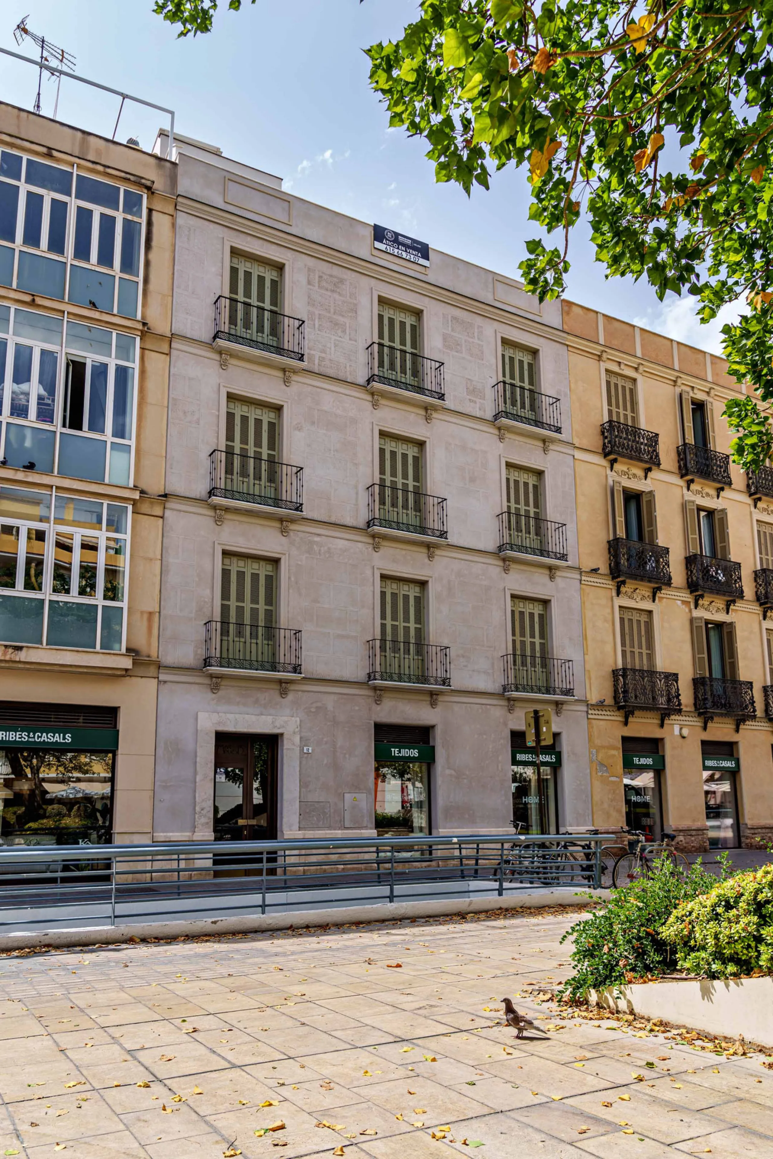 This stunning penthouse is located in a charming four-storey building constructed in 2021, right in the heart of Malaga's Historic Centre. With 122 m² of built area and two terraces totaling 52 m², the property boasts a sleek contemporary design and high-