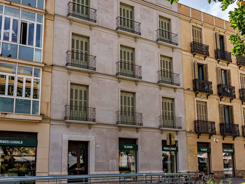 This stunning penthouse is located in a charming four-storey building constructed in 2021, right in the heart of Malaga's Historic Centre. With 122 m² of built area and two terraces totaling 52 m², the property boasts a sleek contemporary design and high-