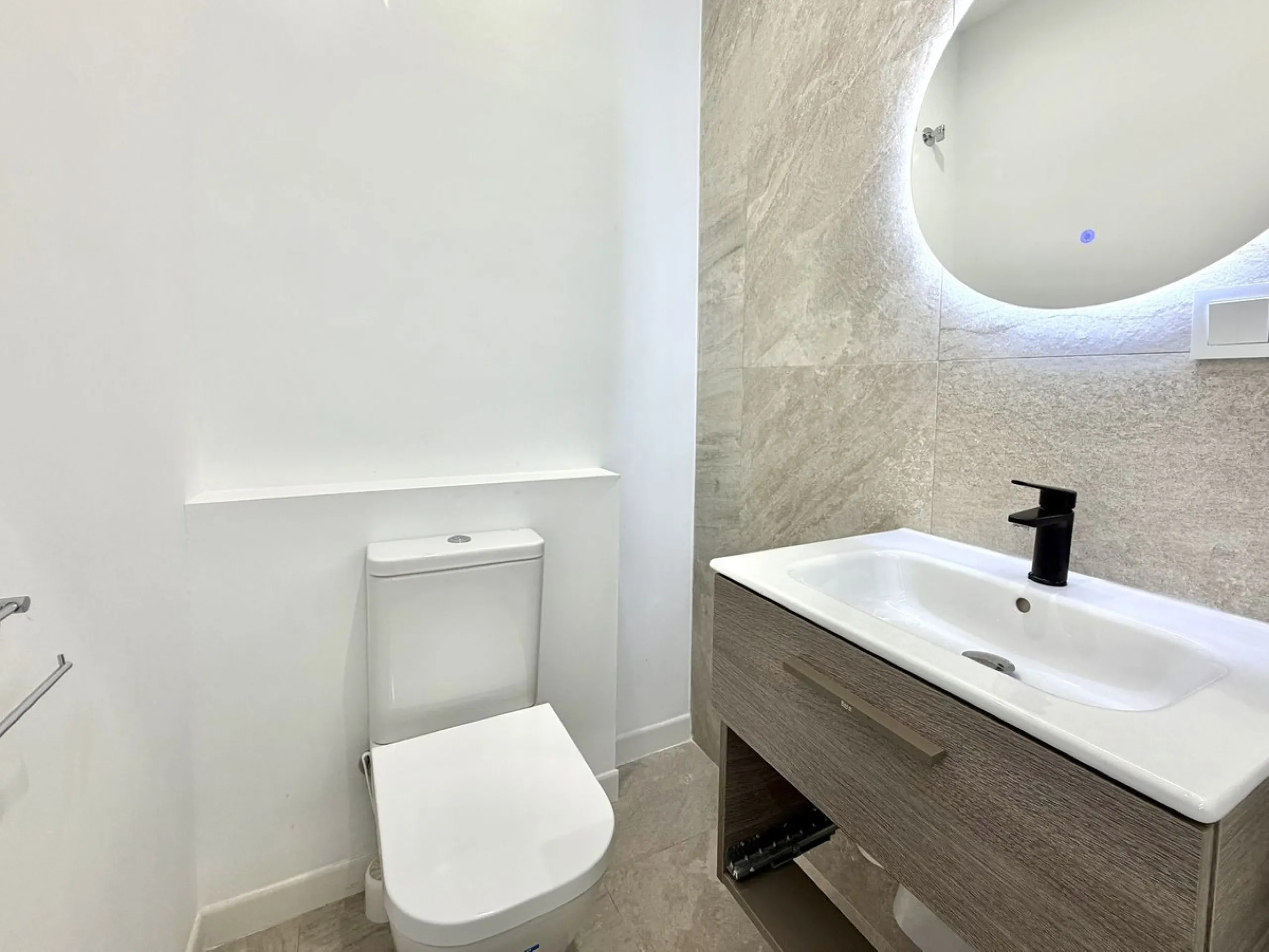 Welcome home to your own oasis on the third floor in Fuengirola! Here you'll find a bright and well-planned two-bedroom apartment (no lift), with access to a spacious shared rooftop terrace. The location is hard to beat, with just 600 meters from the beac