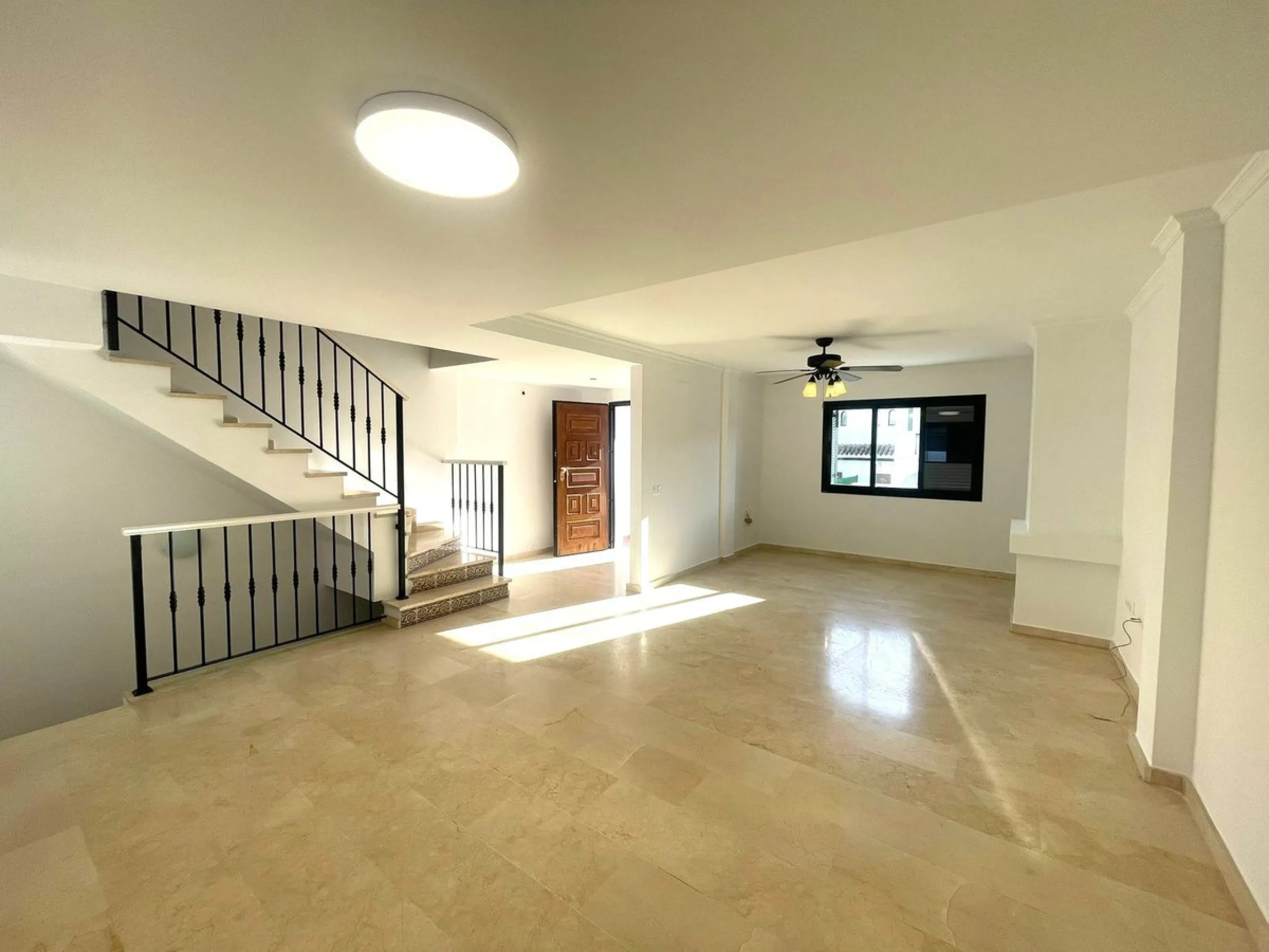 Townhouse with Garden, Terraces, Triple Garage and Communal Pool