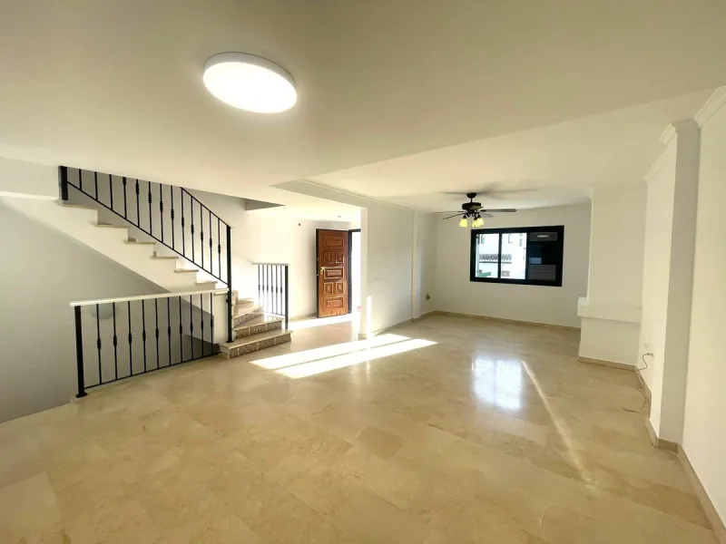 Townhouse with Garden, Terraces, Triple Garage and Communal Pool