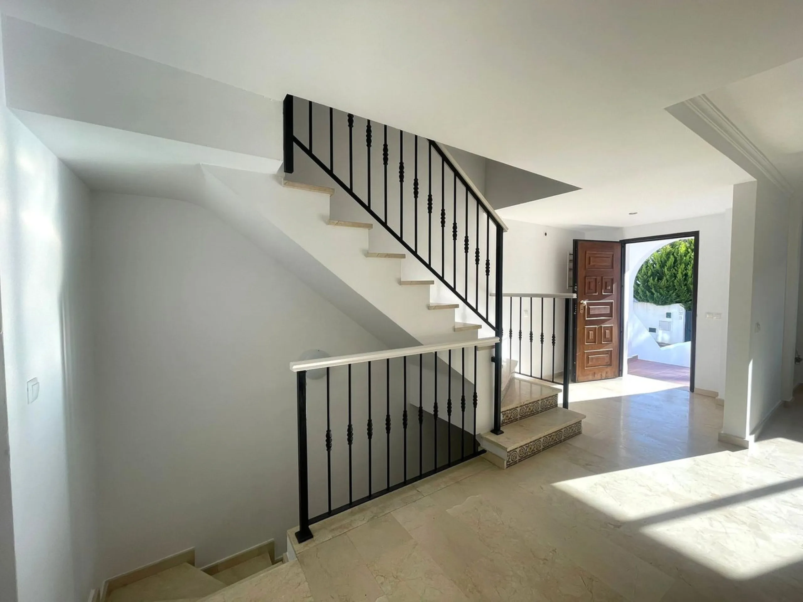 Townhouse with Garden, Terraces, Triple Garage and Communal Pool