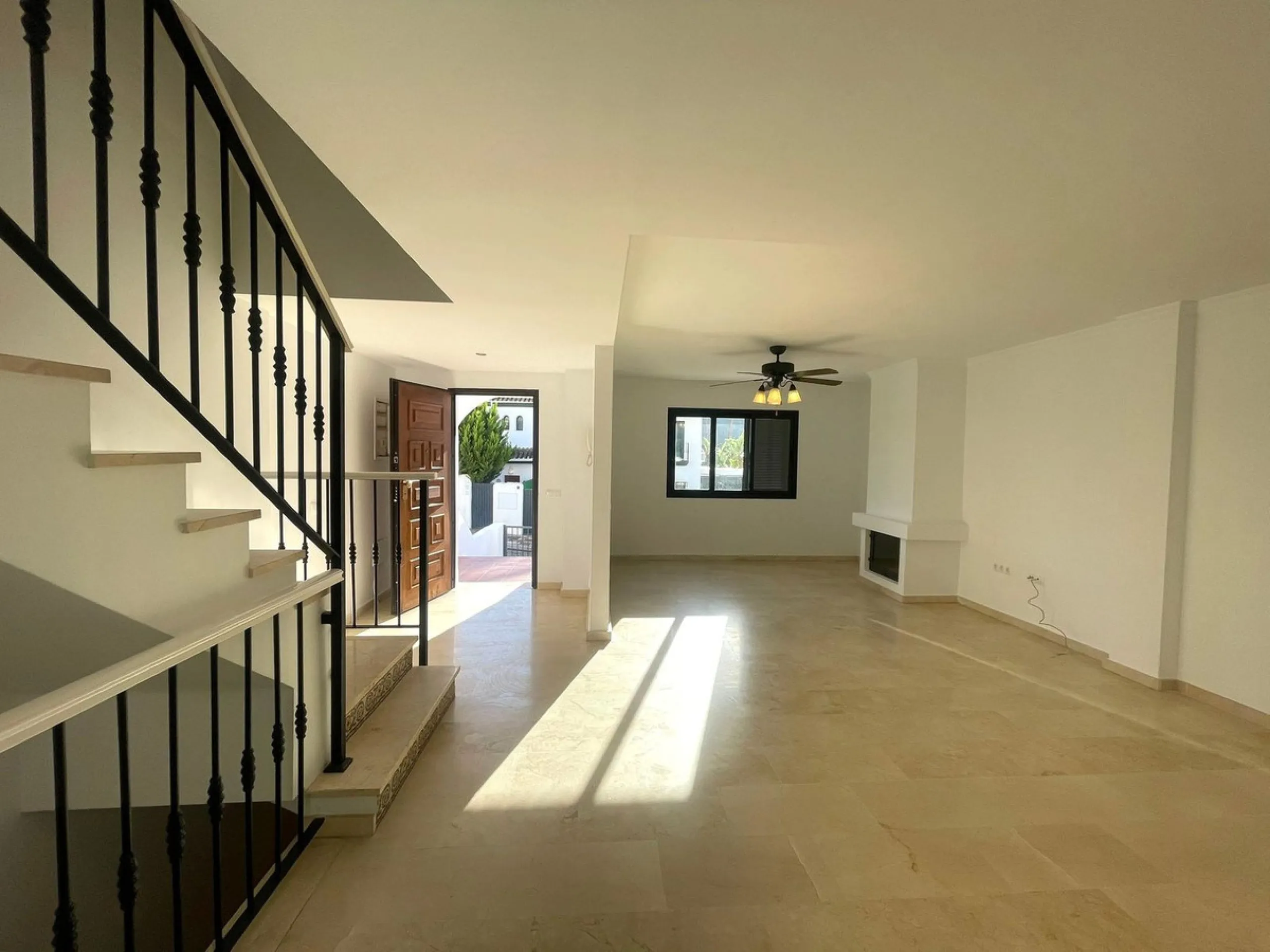 Townhouse with Garden, Terraces, Triple Garage and Communal Pool
