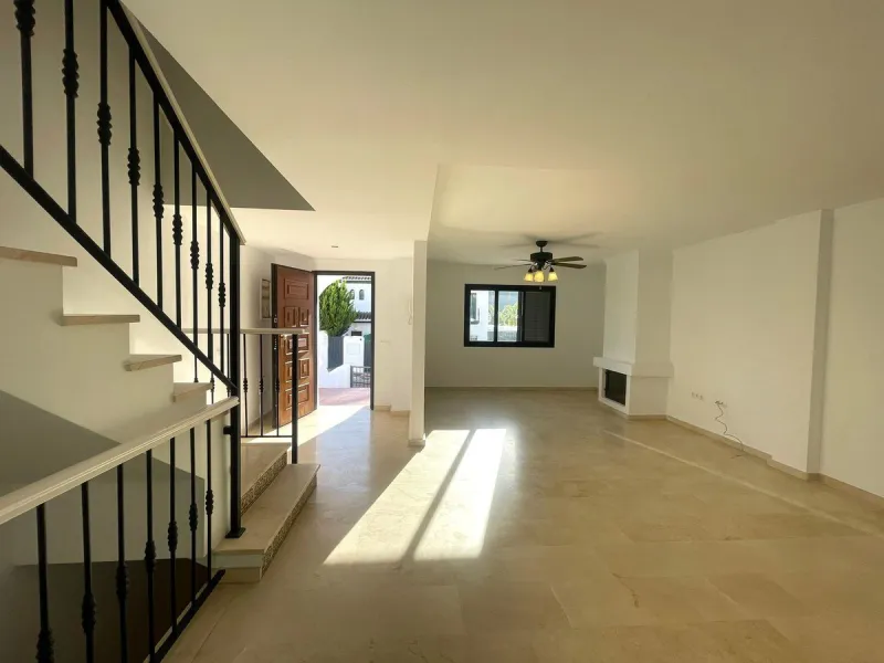 Townhouse with Garden, Terraces, Triple Garage and Communal Pool